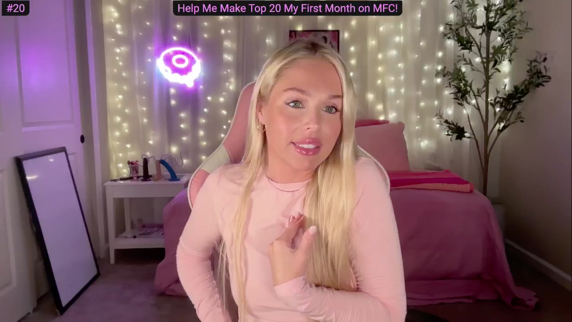 Gallery image thumbnail from Kylie_Baby's myfreecams stream on, 09/30/2024, 18:17 image 3 of 20