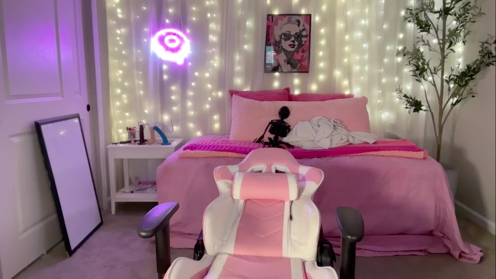Gallery image thumbnail from Kylie_Baby's myfreecams stream on, 09/30/2024, 18:17 image 14 of 20