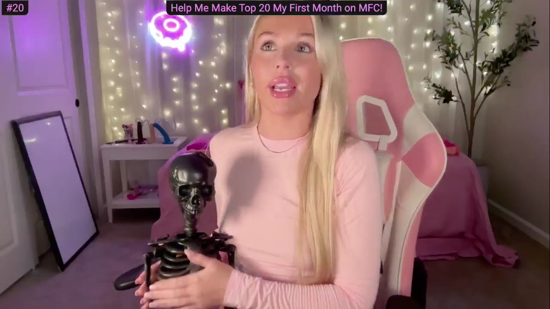 Gallery image thumbnail from Kylie_Baby's myfreecams stream on, 09/30/2024, 18:17 image 2 of 20