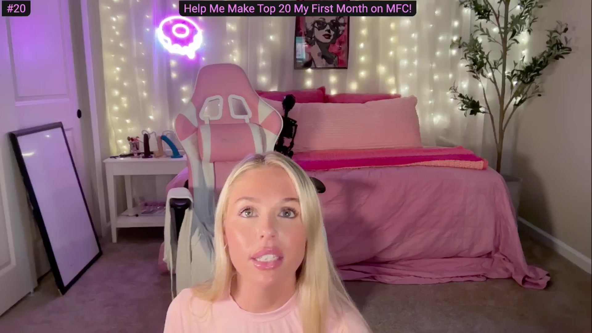 Gallery image thumbnail from Kylie_Baby's myfreecams stream on, 09/30/2024, 18:17 image 6 of 20