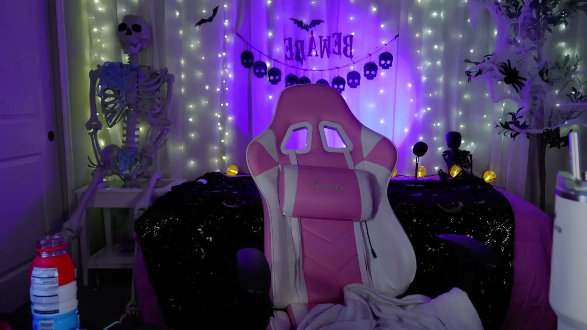 Gallery image thumbnail from Kylie_Baby's myfreecams stream on, 10/14/2024, 03:58 image 14 of 20