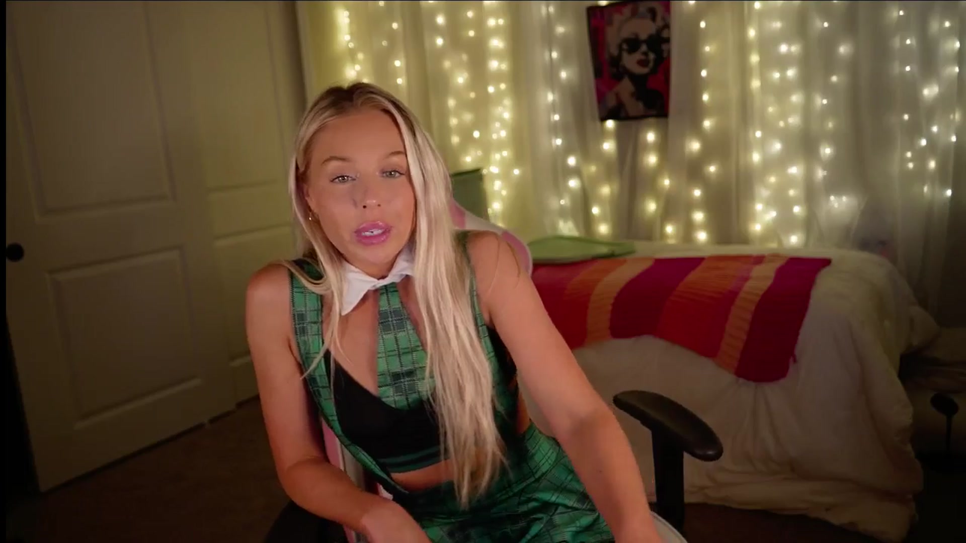 Gallery image thumbnail from Kylie_Baby's myfreecams stream on, 11/19/2024, 17:09 image 8 of 20
