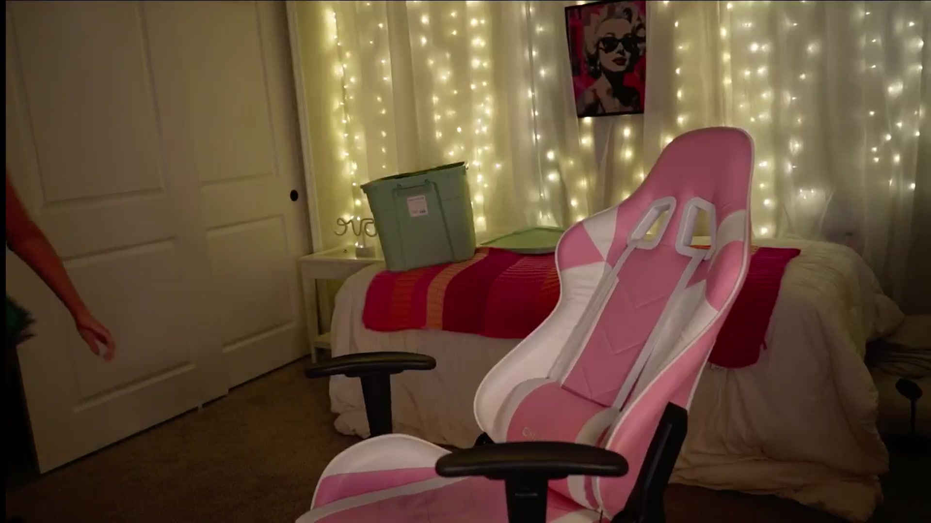 Gallery image thumbnail from Kylie_Baby's myfreecams stream on, 11/19/2024, 17:09 image 3 of 20
