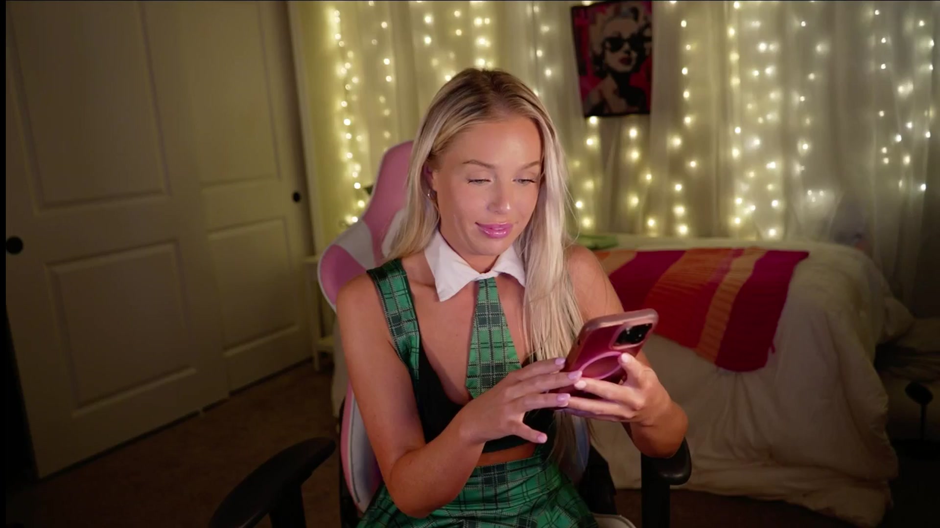 Gallery image thumbnail from Kylie_Baby's myfreecams stream on, 11/19/2024, 17:09 image 10 of 20