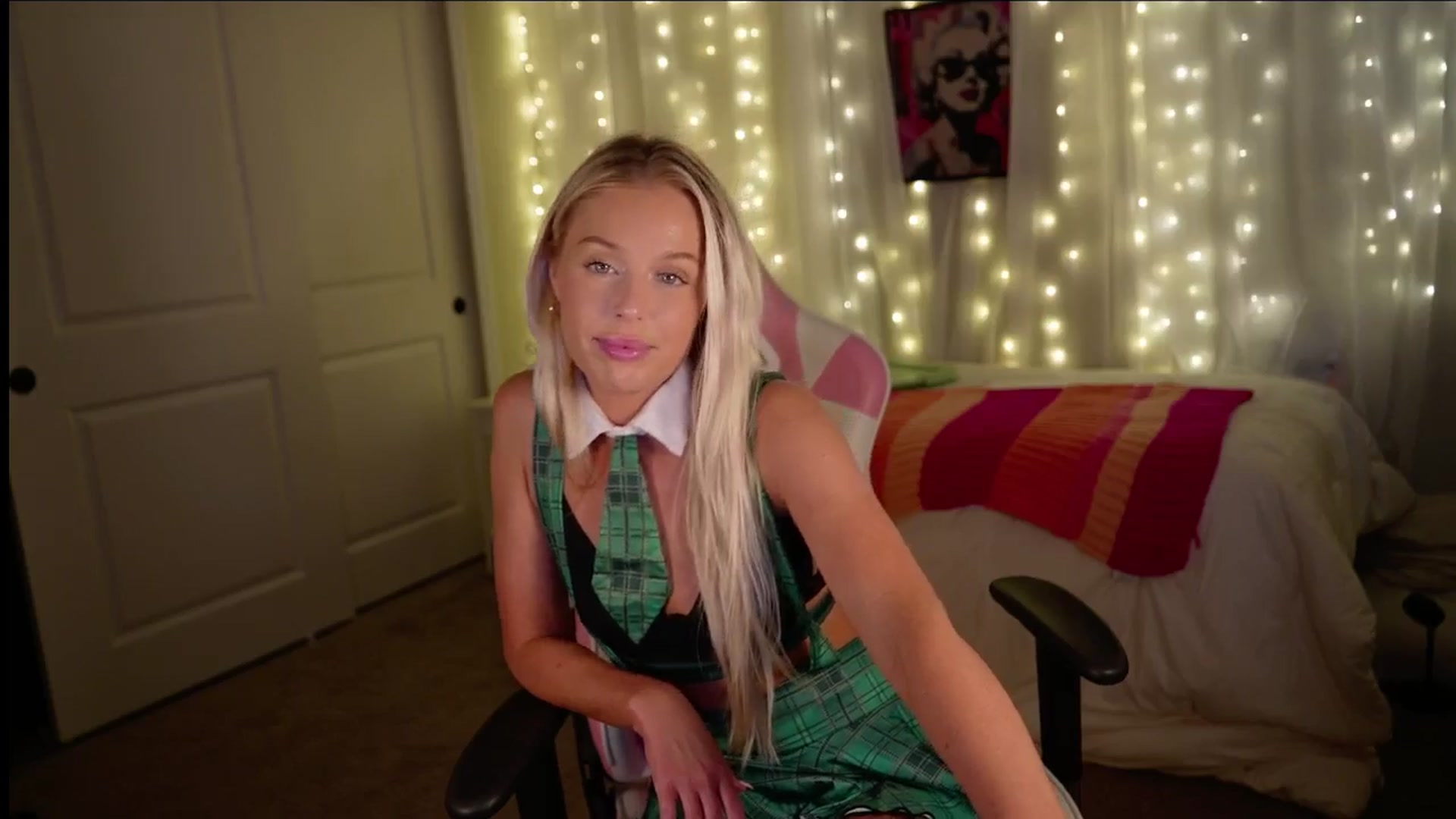 Gallery image thumbnail from Kylie_Baby's myfreecams stream on, 11/19/2024, 17:09 image 6 of 20