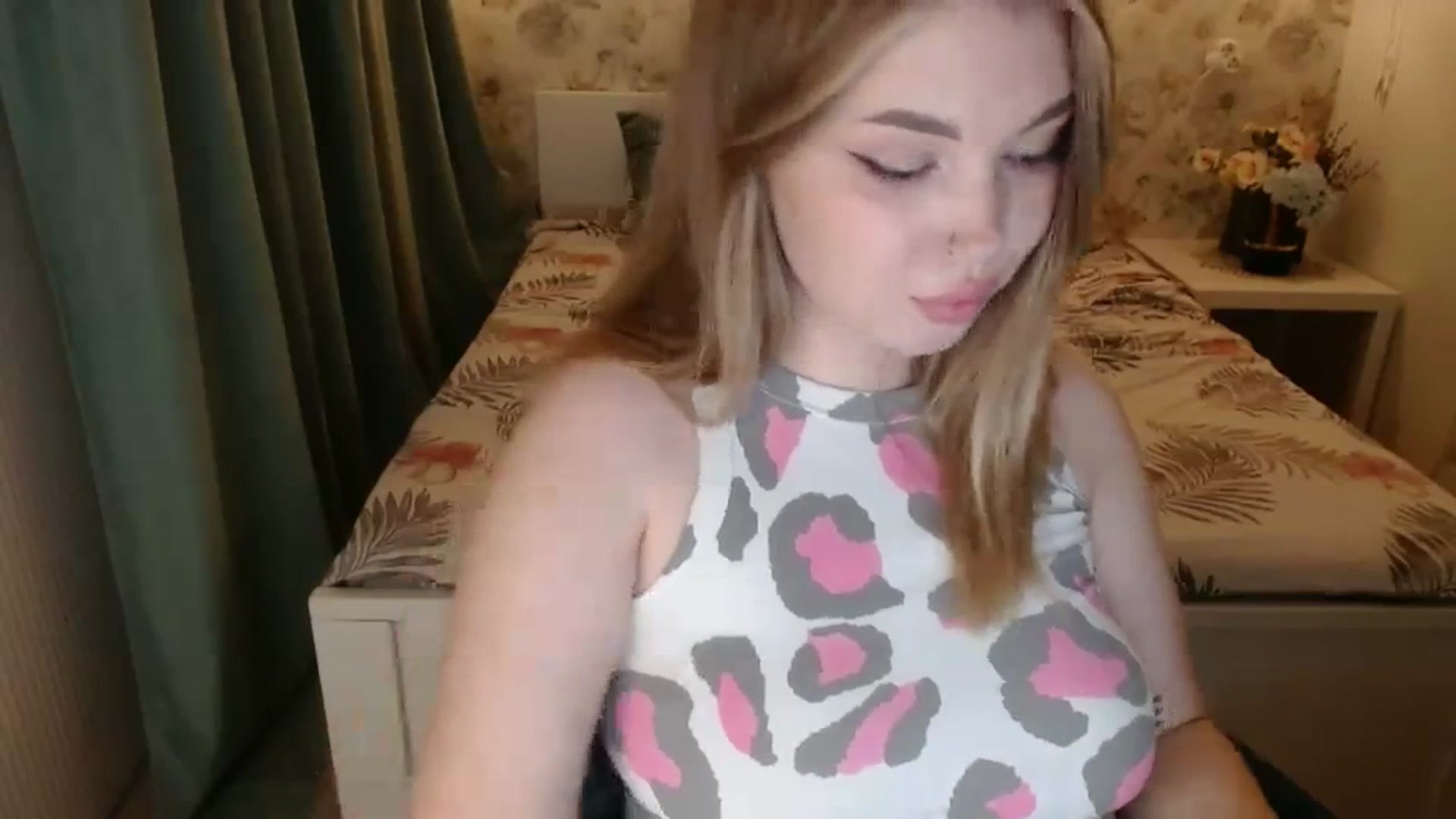Gallery image thumbnail from Kylie_Lu's myfreecams stream on, 07/17/2023, 01:22 image 7 of 20