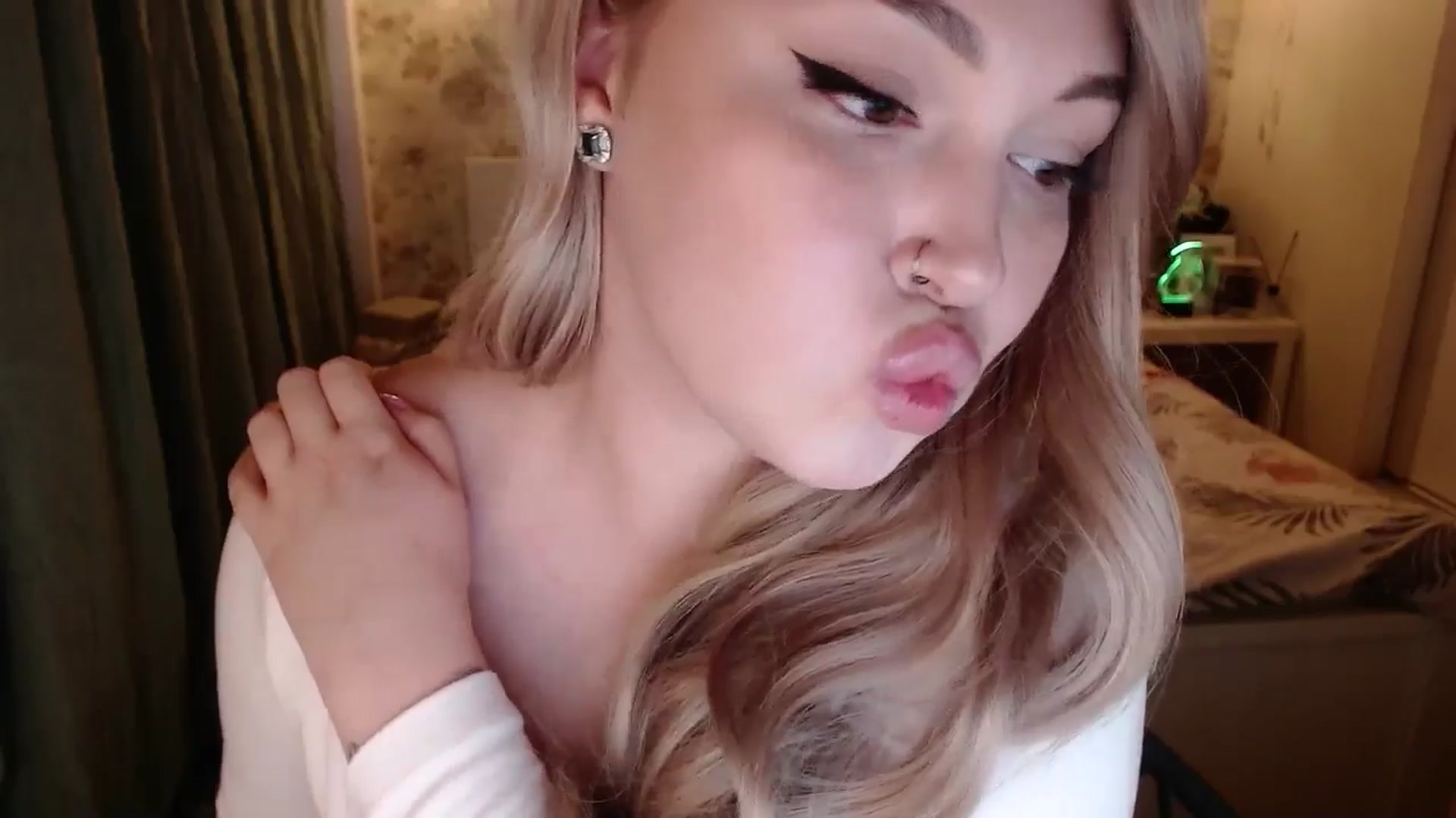 Gallery image thumbnail from Kylie_Lu's myfreecams stream on, 05/31/2024, 17:35 image 12 of 20