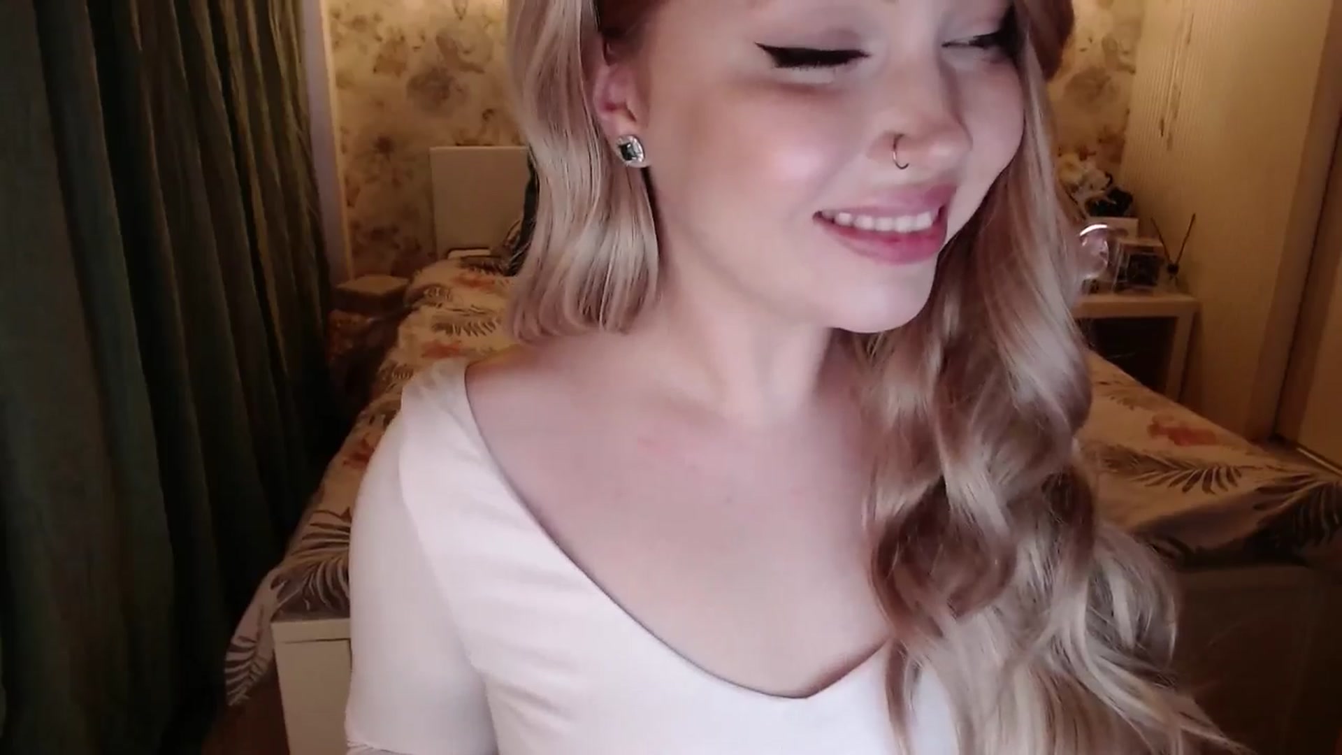 Gallery image thumbnail from Kylie_Lu's myfreecams stream on, 05/31/2024, 17:35 image 7 of 20