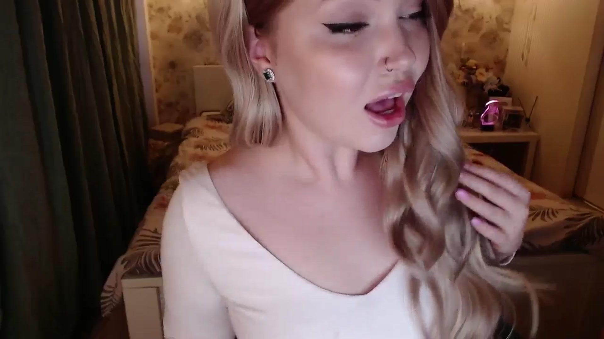 Gallery image thumbnail from Kylie_Lu's myfreecams stream on, 05/31/2024, 17:35 image 4 of 20