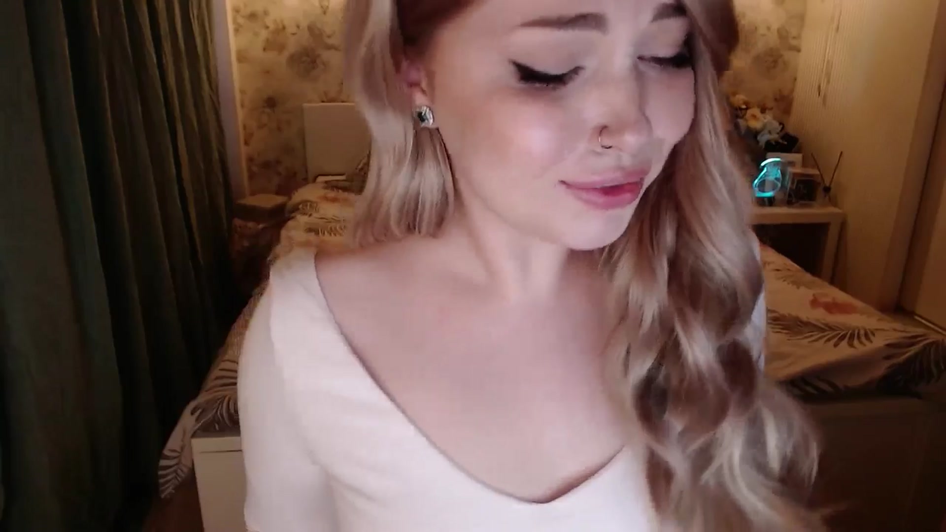 Gallery image thumbnail from Kylie_Lu's myfreecams stream on, 05/31/2024, 17:35 image 9 of 20