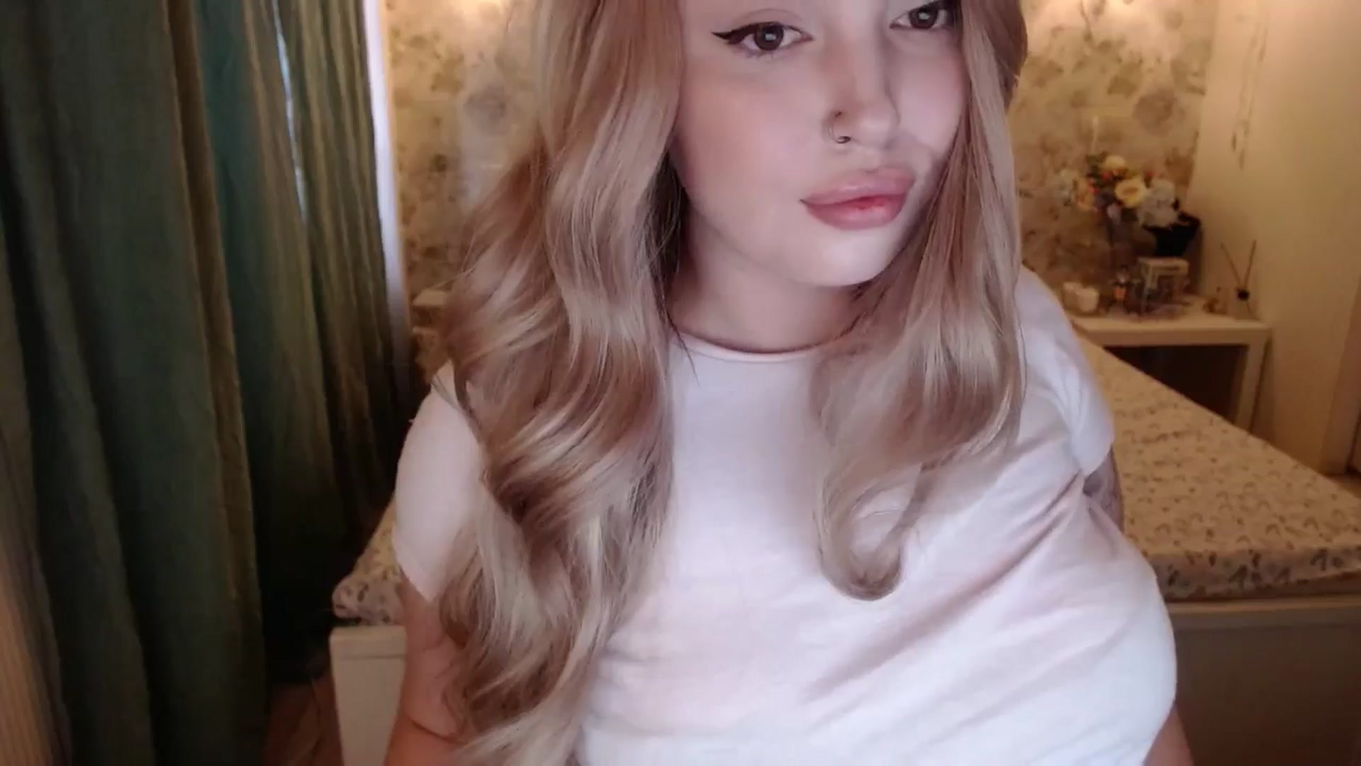 Gallery image thumbnail from Kylie_Lu's myfreecams stream on, 07/03/2024, 15:05 image 17 of 20