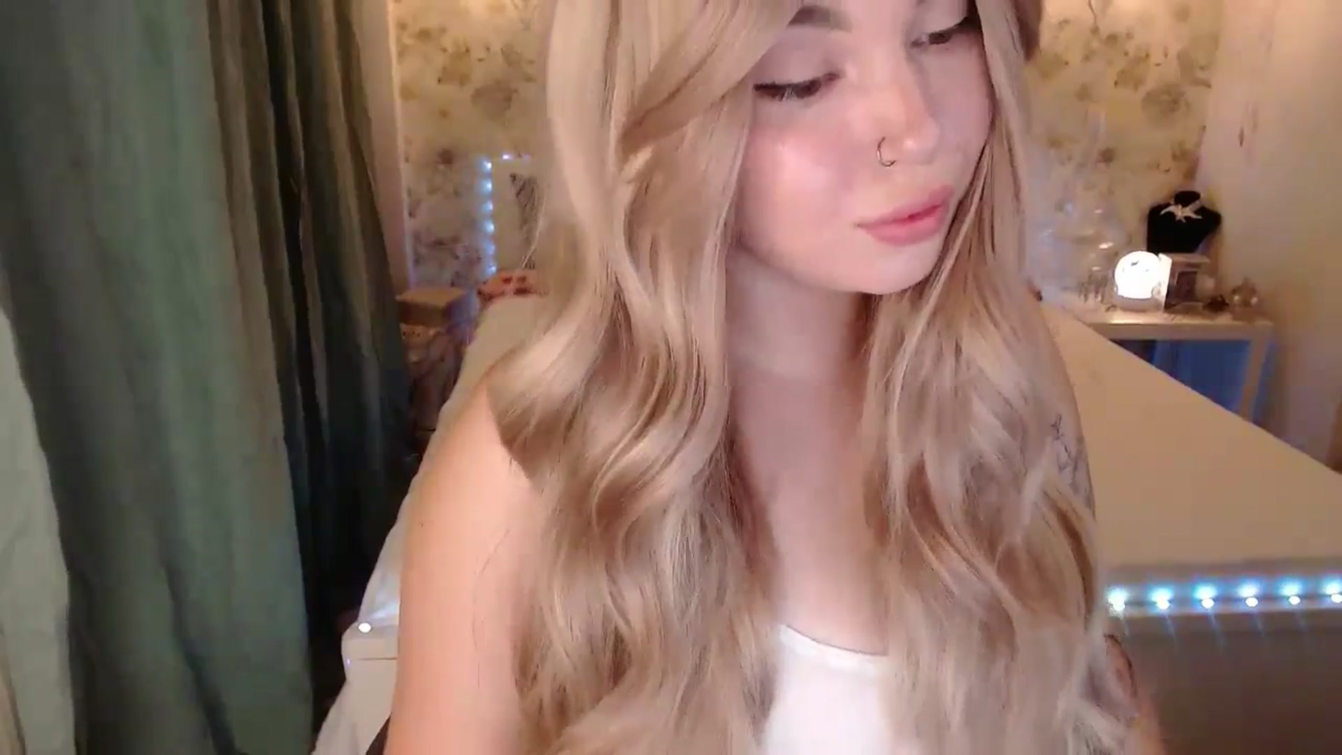 Gallery image thumbnail from Kylie_Lu's myfreecams stream on, 07/18/2024, 18:04 image 3 of 20