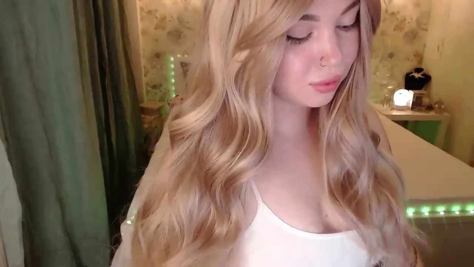 Gallery image thumbnail from Kylie_Lu's myfreecams stream on, 07/18/2024, 18:04 image 9 of 20