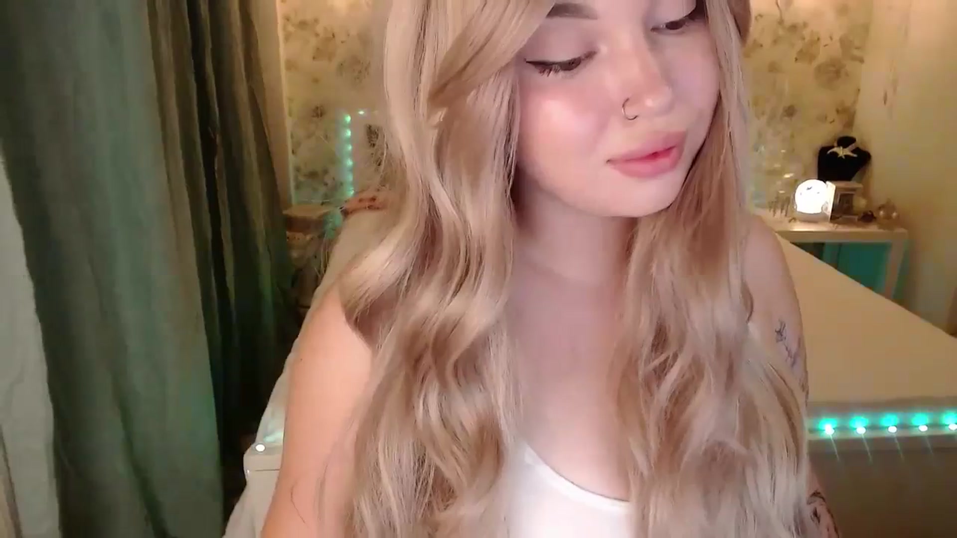 Gallery image thumbnail from Kylie_Lu's myfreecams stream on, 07/18/2024, 18:04 image 19 of 20