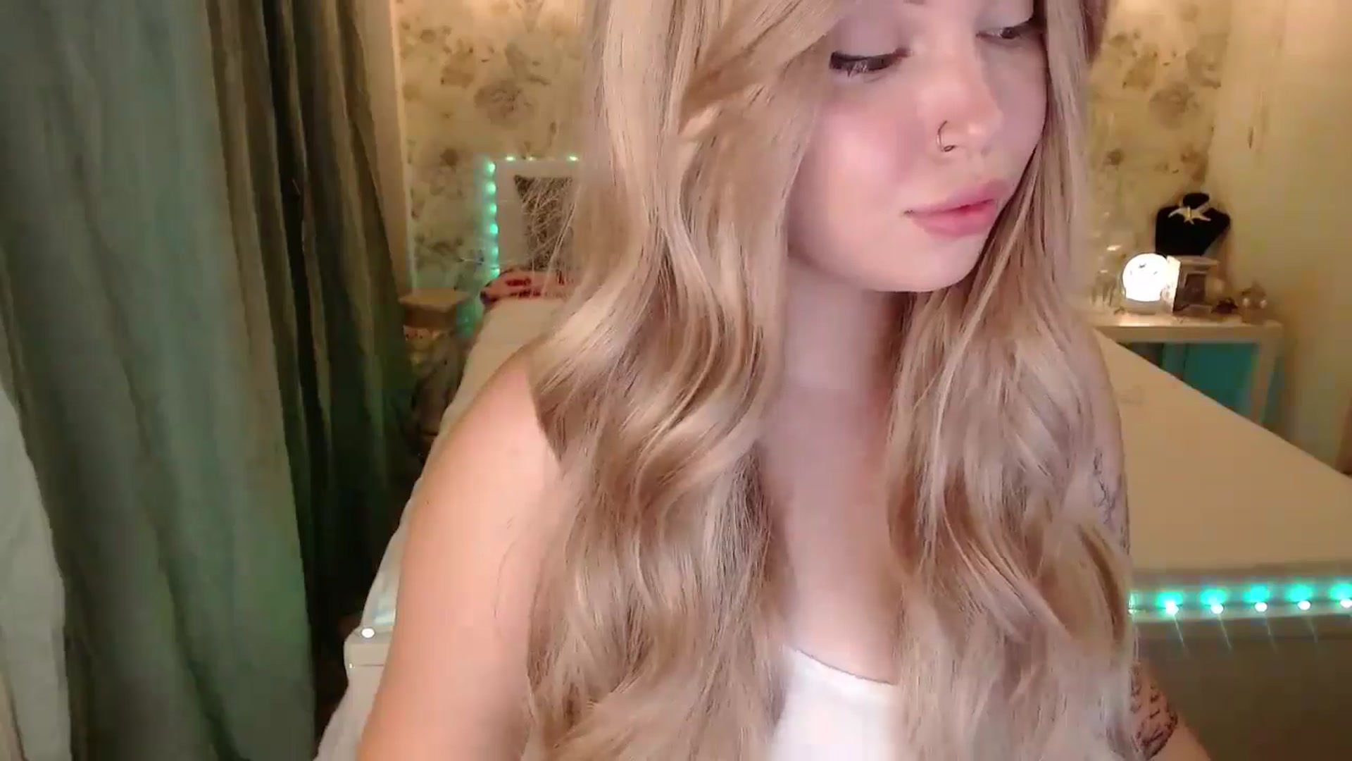 Gallery image thumbnail from Kylie_Lu's myfreecams stream on, 07/18/2024, 18:04 image 5 of 20