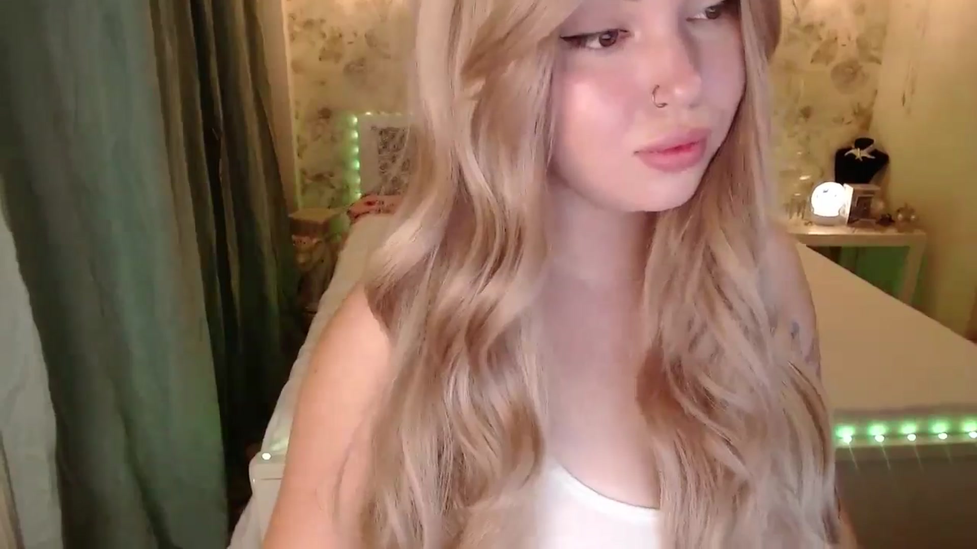 Gallery image thumbnail from Kylie_Lu's myfreecams stream on, 07/18/2024, 18:04 image 16 of 20