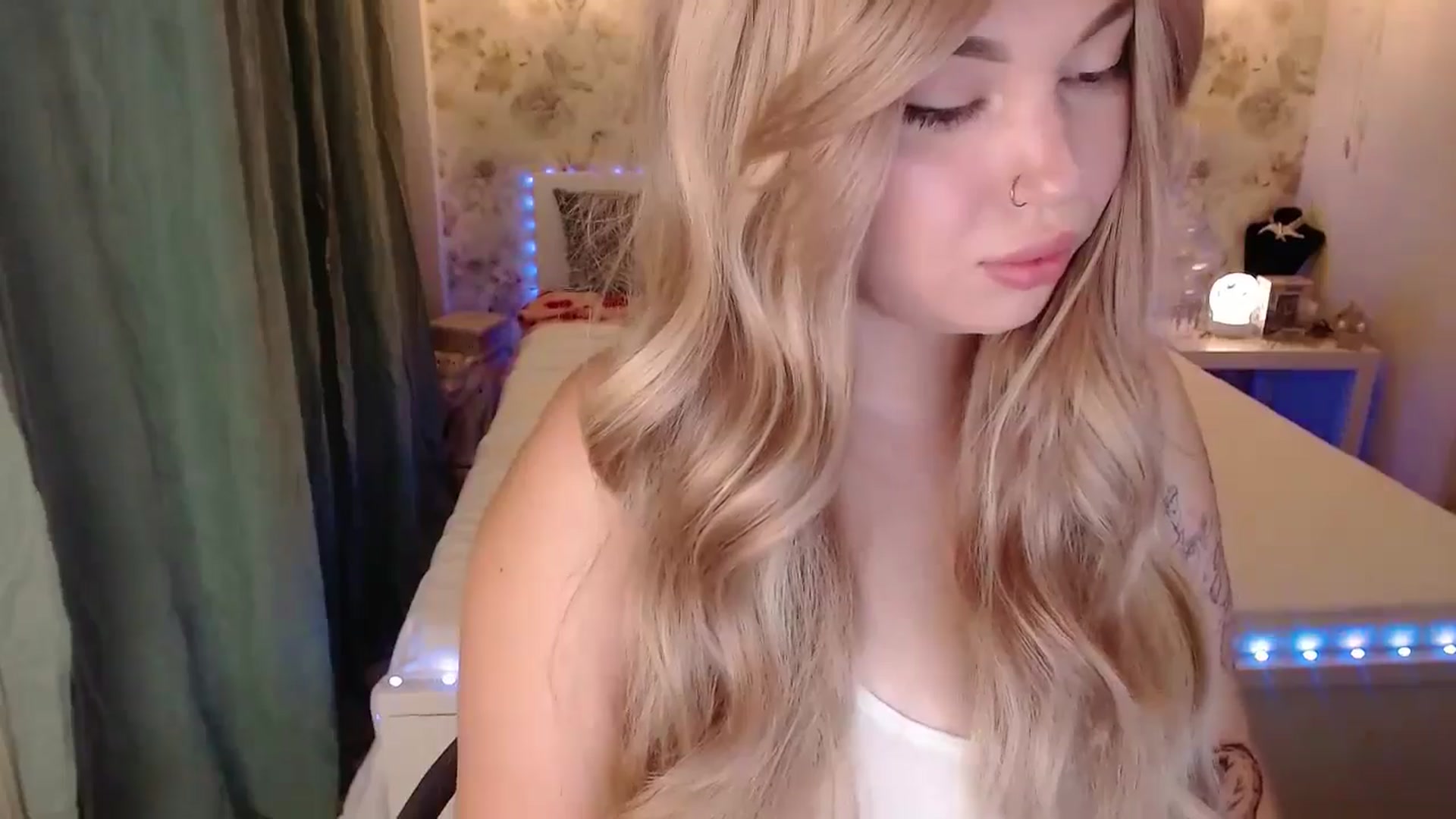 Gallery image thumbnail from Kylie_Lu's myfreecams stream on, 07/18/2024, 18:04 image 7 of 20