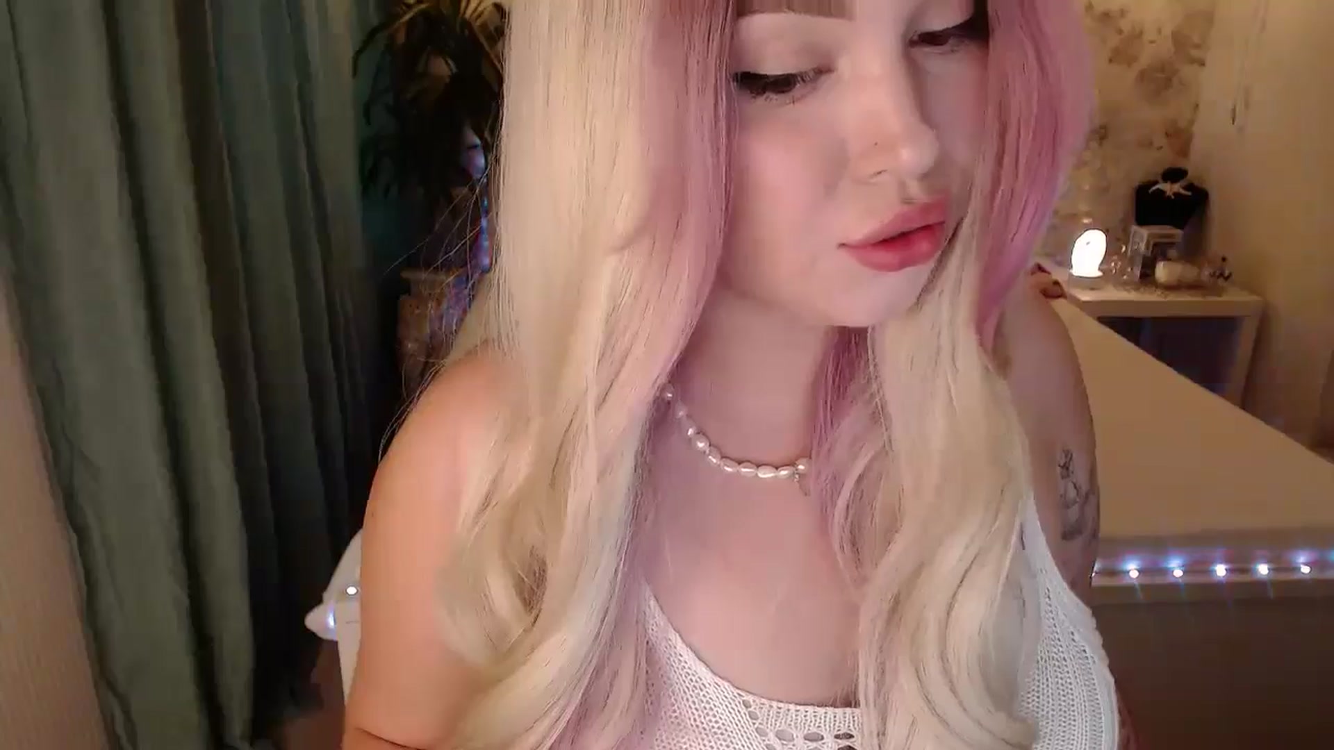 Gallery image thumbnail from Kylie_Lu's myfreecams stream on, 08/03/2024, 13:34 image 10 of 20