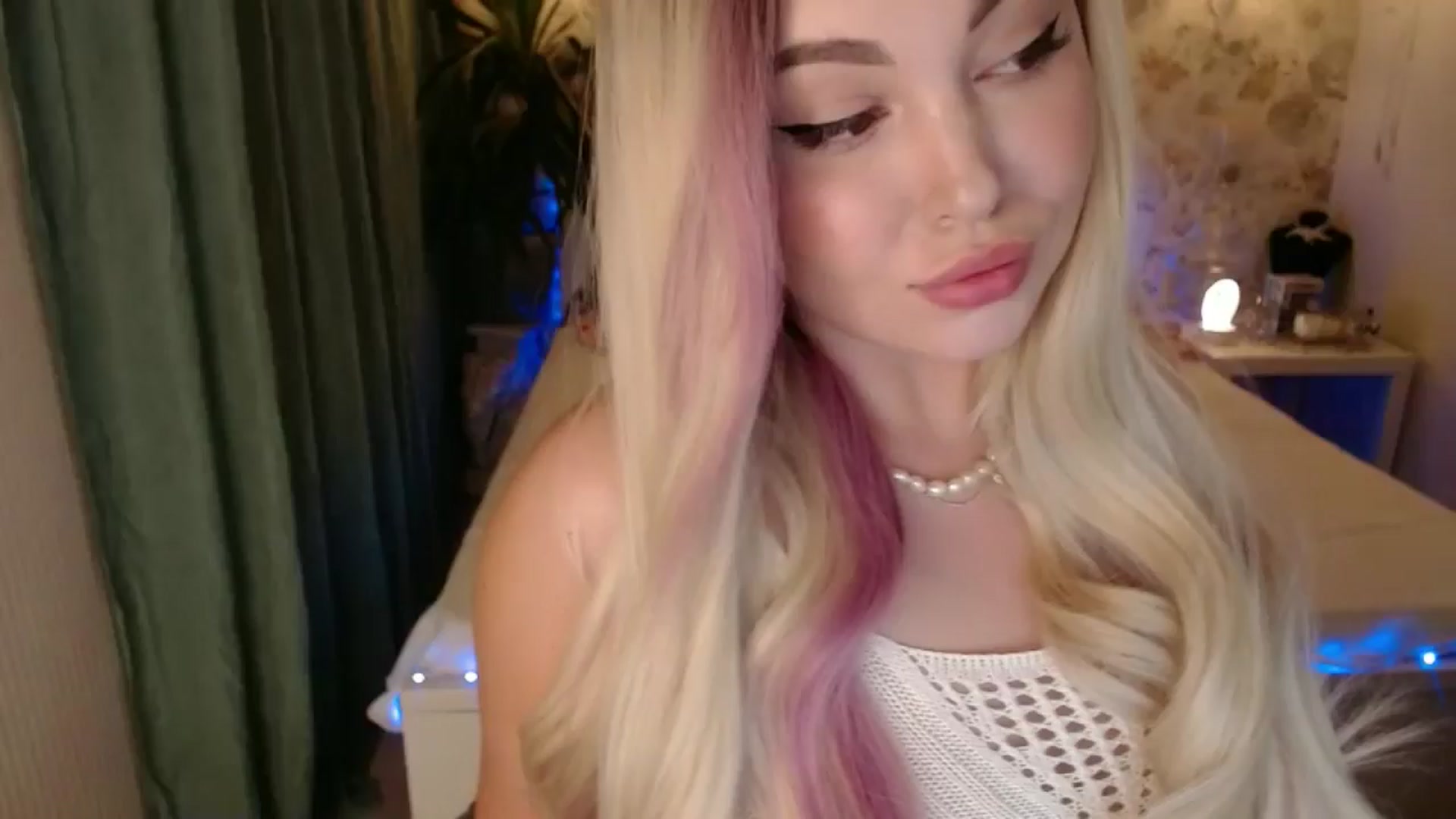 Gallery image thumbnail from Kylie_Lu's myfreecams stream on, 08/03/2024, 16:38 image 1 of 20