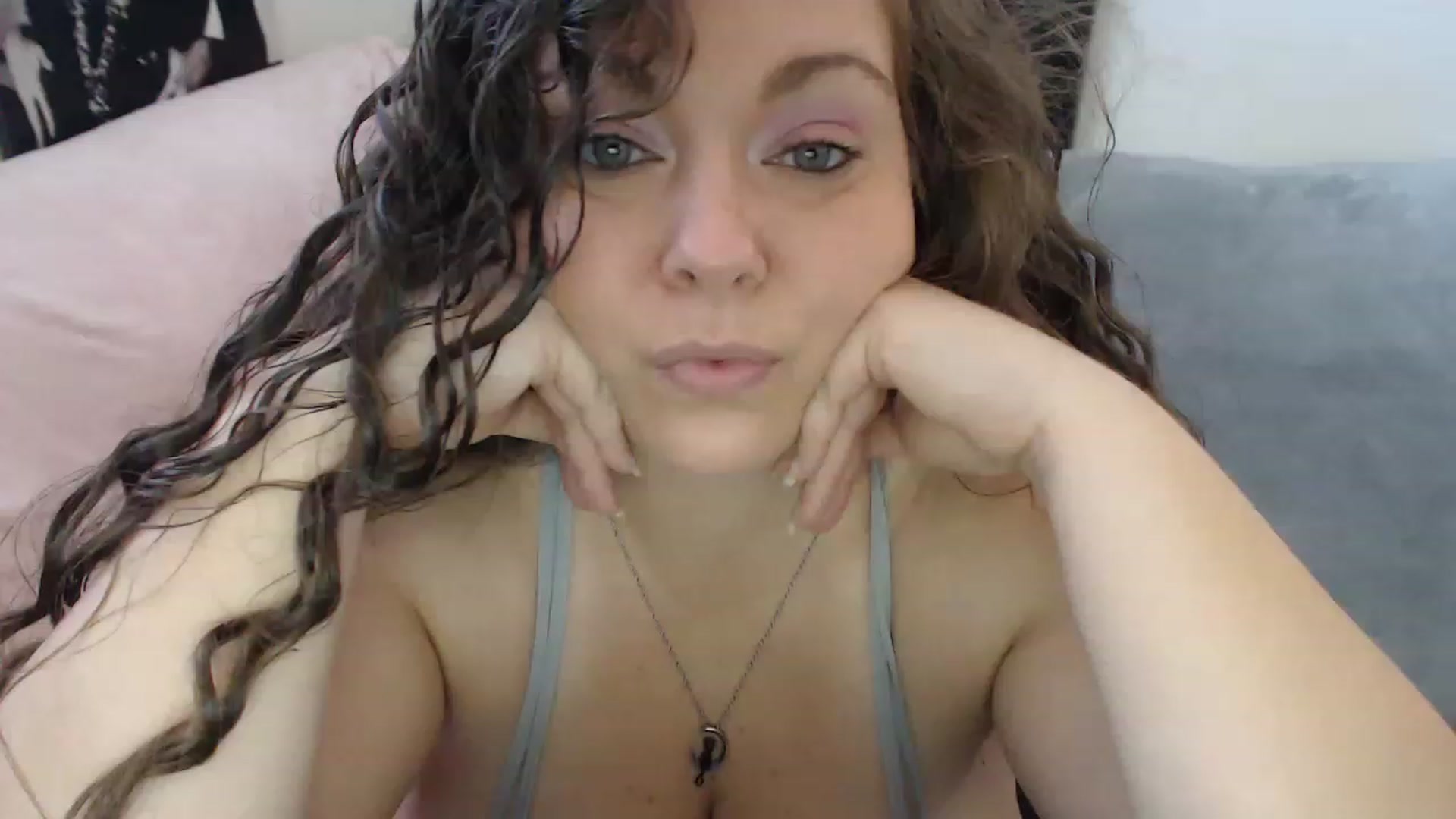 Gallery image thumbnail from Kylie_McFly's myfreecams stream on, 01/12/2023, 17:29 image 14 of 20
