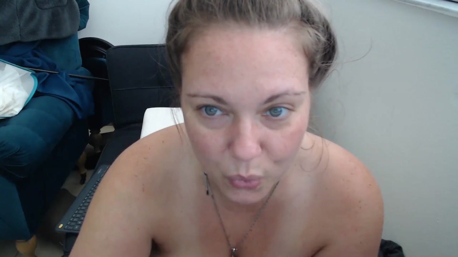 Gallery image thumbnail from Kylie_McFly's myfreecams stream on, 05/20/2024, 18:10 image 14 of 20