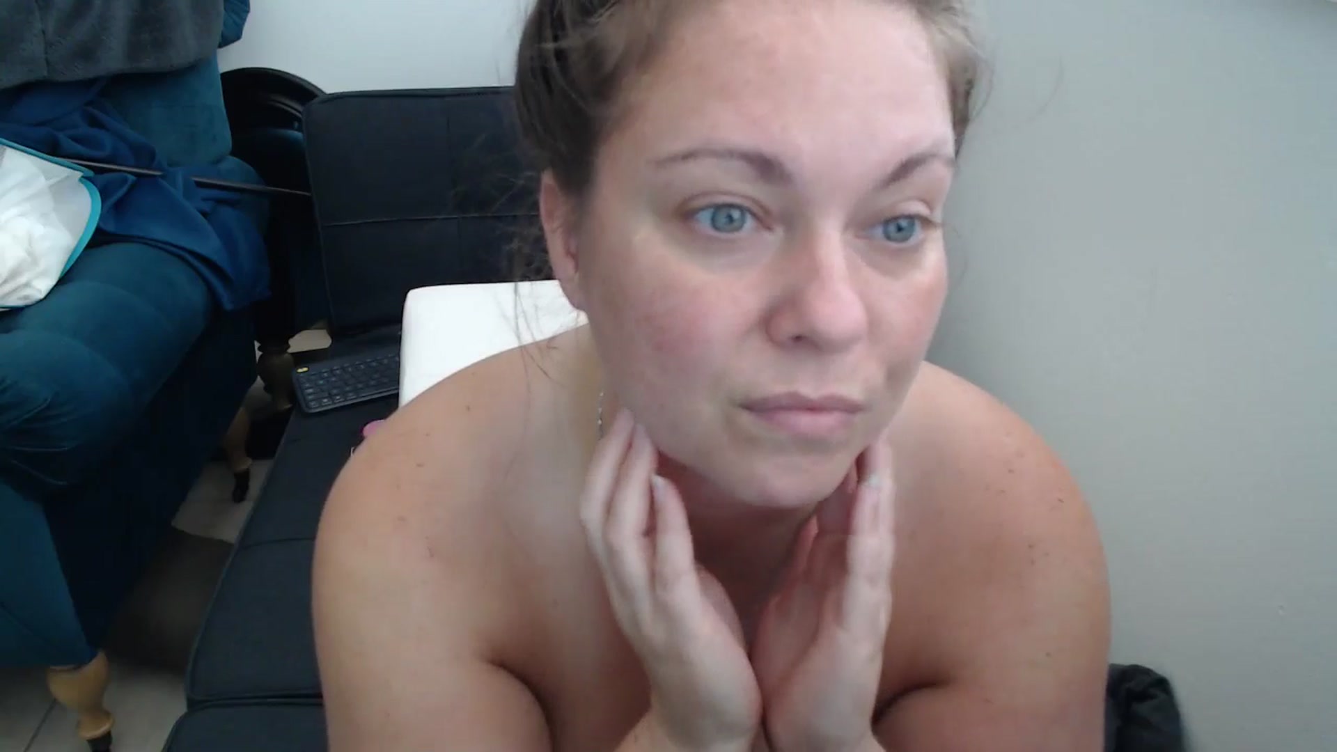 Gallery image thumbnail from Kylie_McFly's myfreecams stream on, 05/20/2024, 18:10 image 19 of 20
