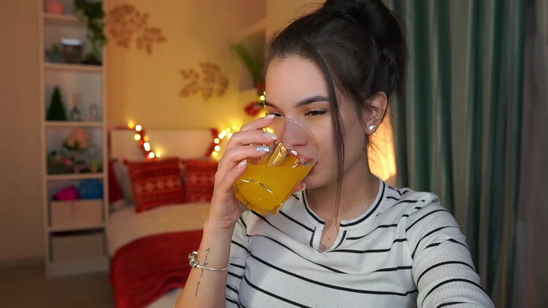 Gallery image thumbnail from Kylie_Quinn's myfreecams stream on, 12/27/2023, 20:58 image 3 of 20