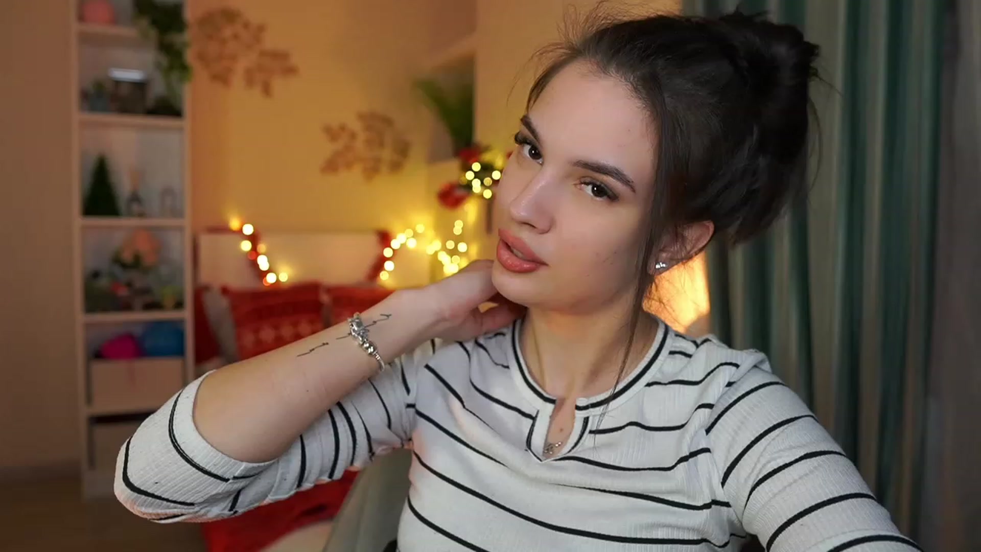 Gallery image thumbnail from Kylie_Quinn's myfreecams stream on, 12/27/2023, 20:58 image 14 of 20