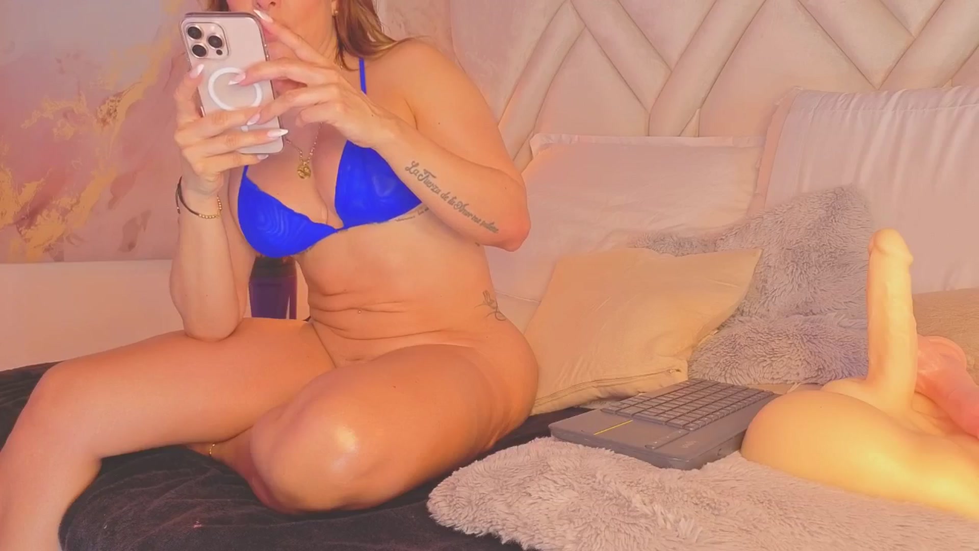 Gallery image thumbnail from Kylle2050's myfreecams stream on, 12/26/2024, 17:42 image 16 of 20