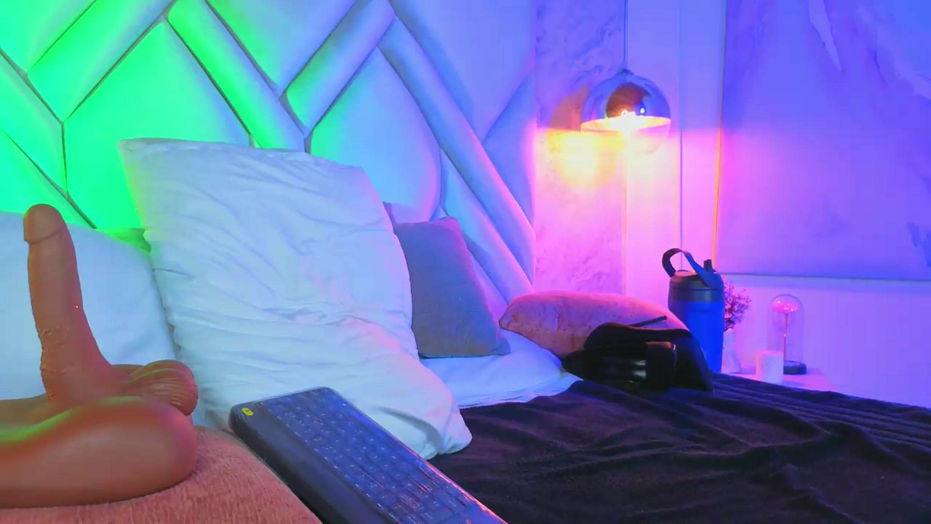 Gallery image thumbnail from Kylle2050's myfreecams stream on, 05/19/2026, 16:20 image 4 of 20