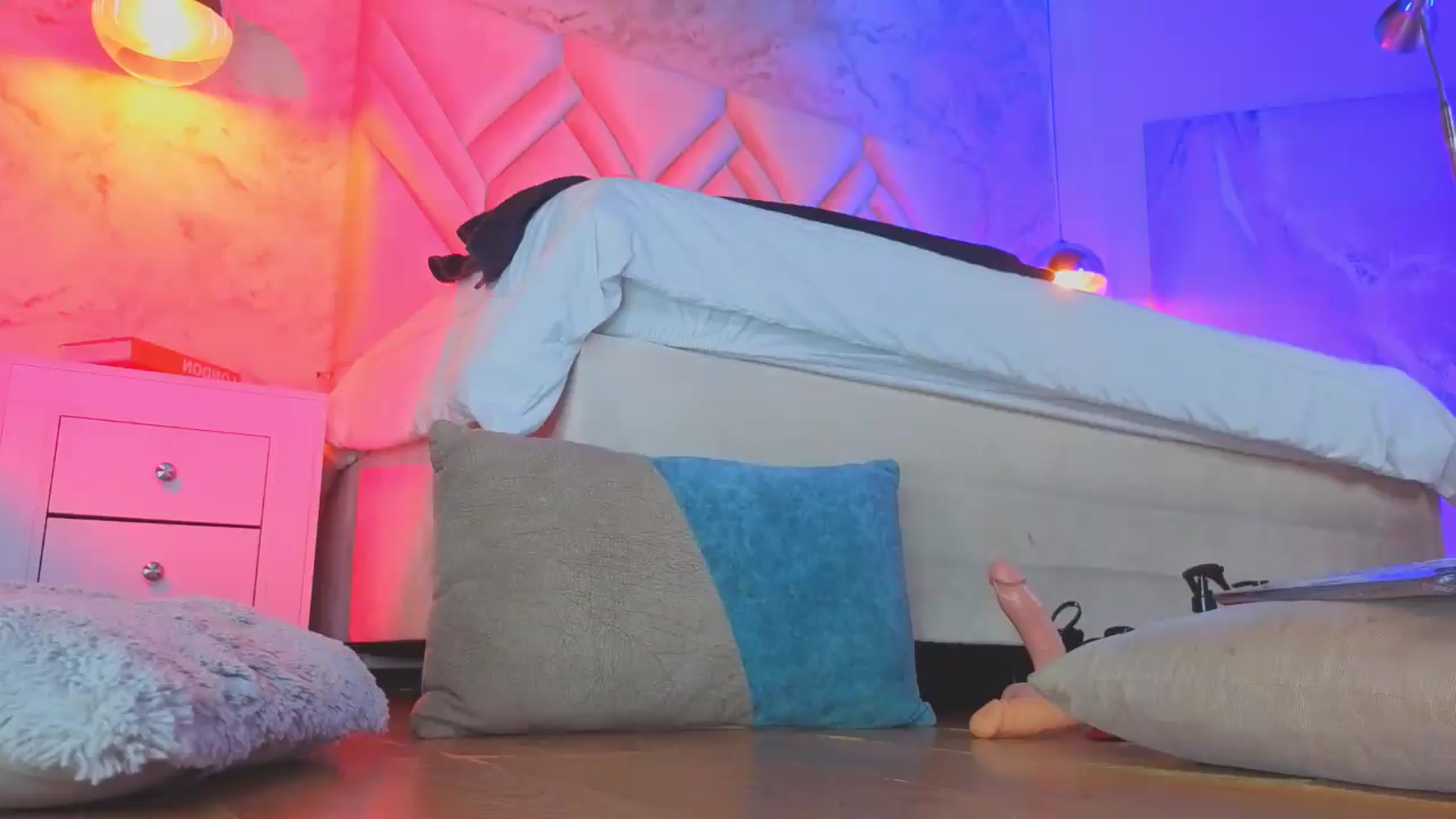 Gallery image thumbnail from Kylle2050's myfreecams stream on, 05/20/2026, 14:34 image 17 of 20