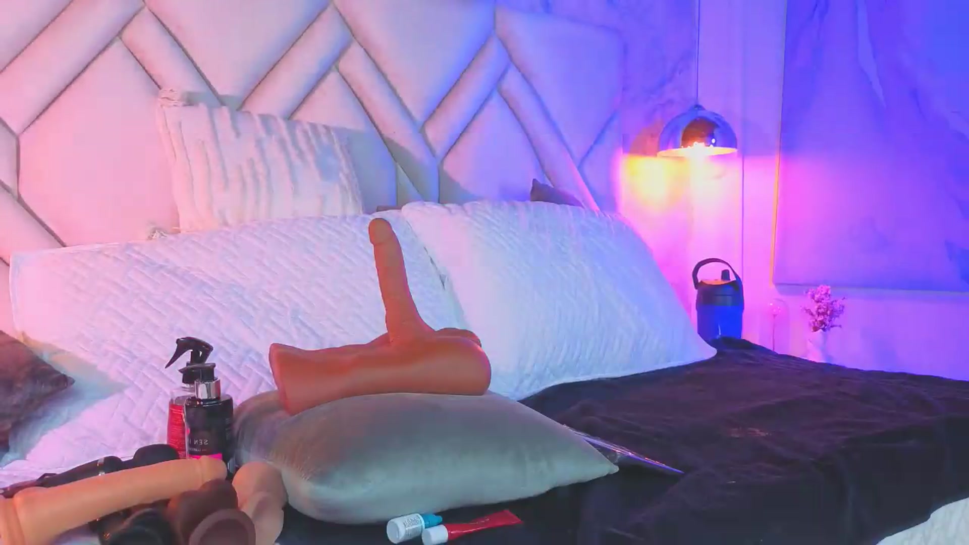 Gallery image thumbnail from Kylle2050's myfreecams stream on, 05/31/2026, 14:57 image 16 of 20