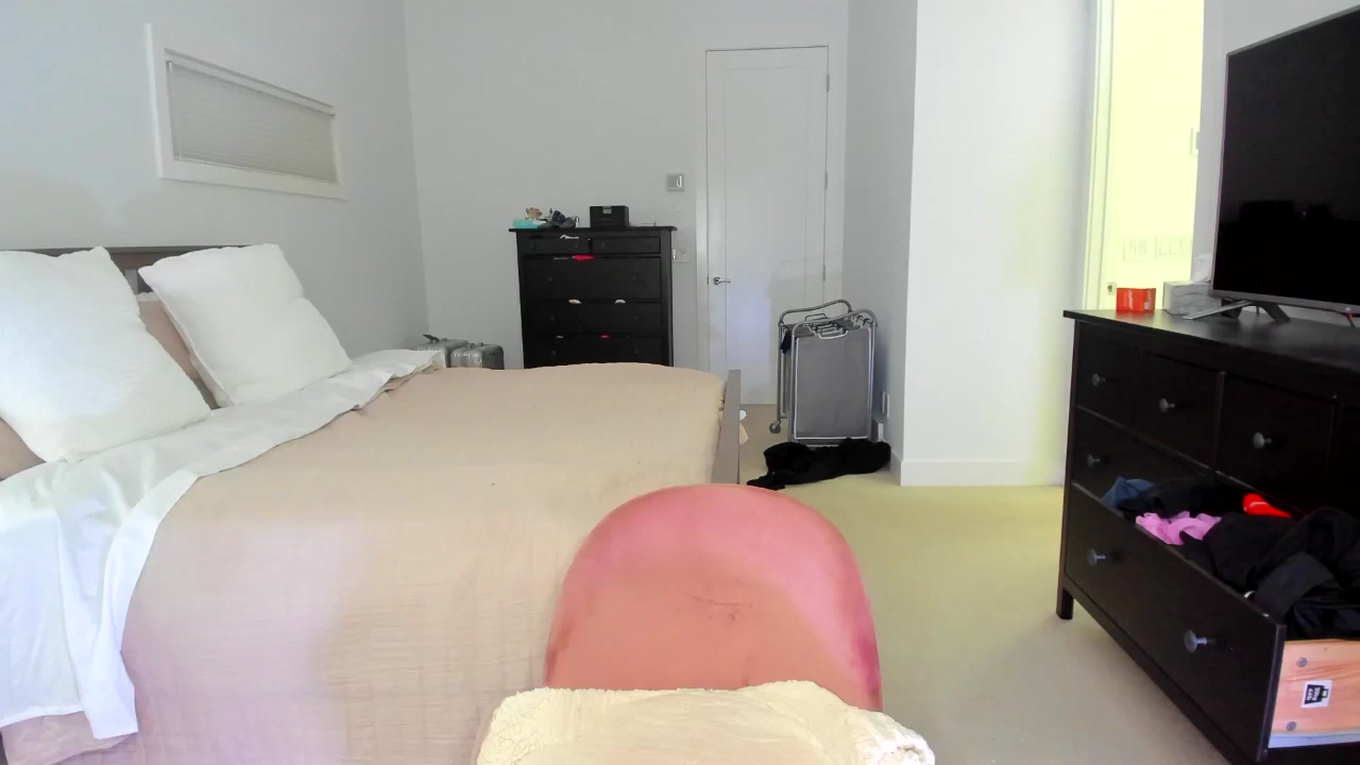 Gallery image thumbnail from Kymmmy's myfreecams stream on, 05/13/2024, 22:54 image 4 of 20