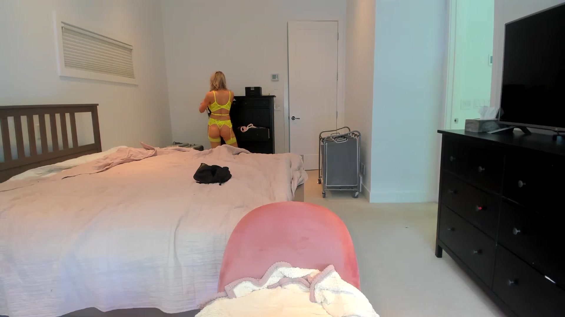 Gallery image thumbnail from Kymmmy's myfreecams stream on, 05/17/2024, 19:46 image 6 of 20