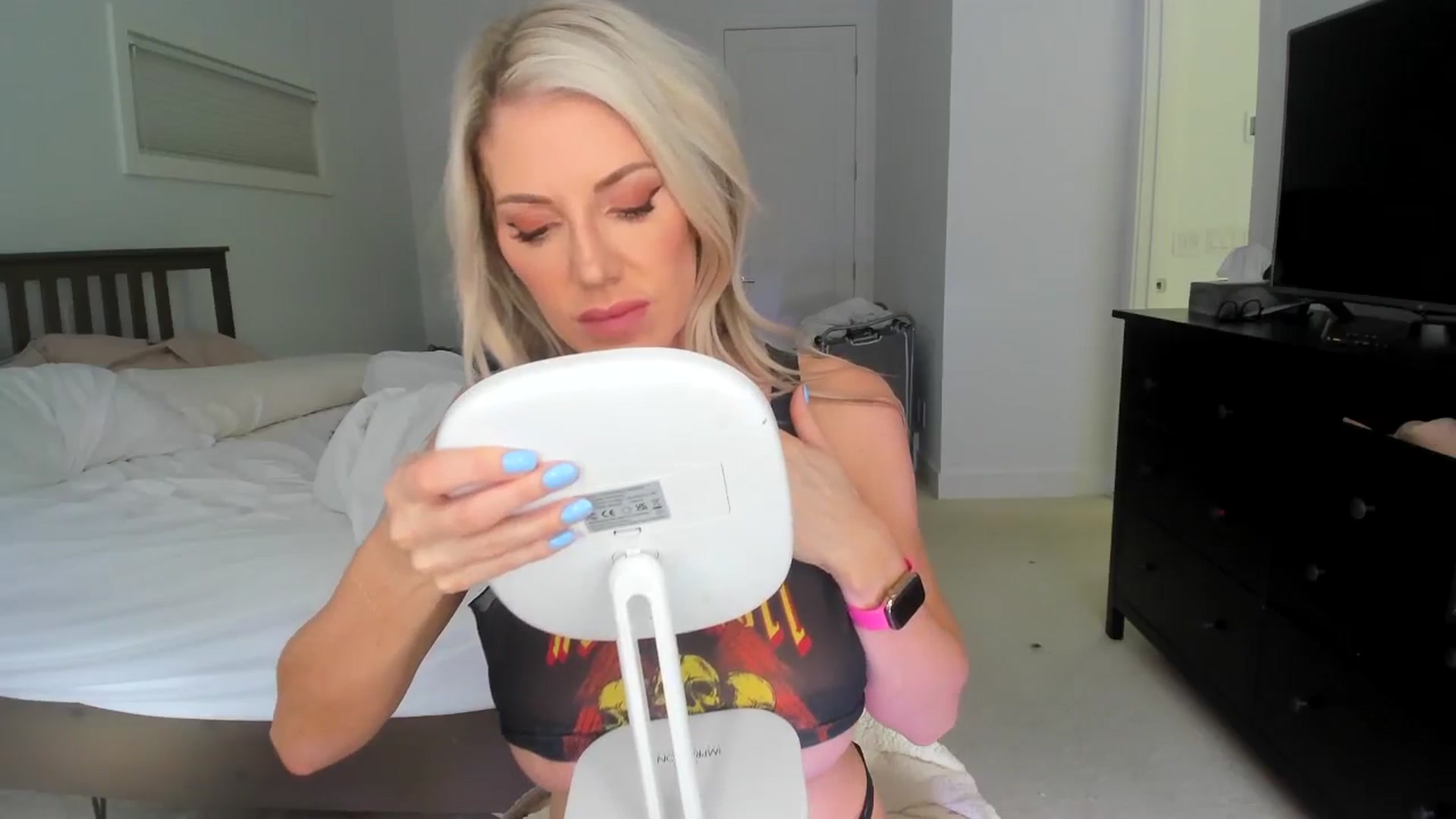 Gallery image thumbnail from Kymmmy's myfreecams stream on, 05/18/2024, 22:47 image 13 of 20