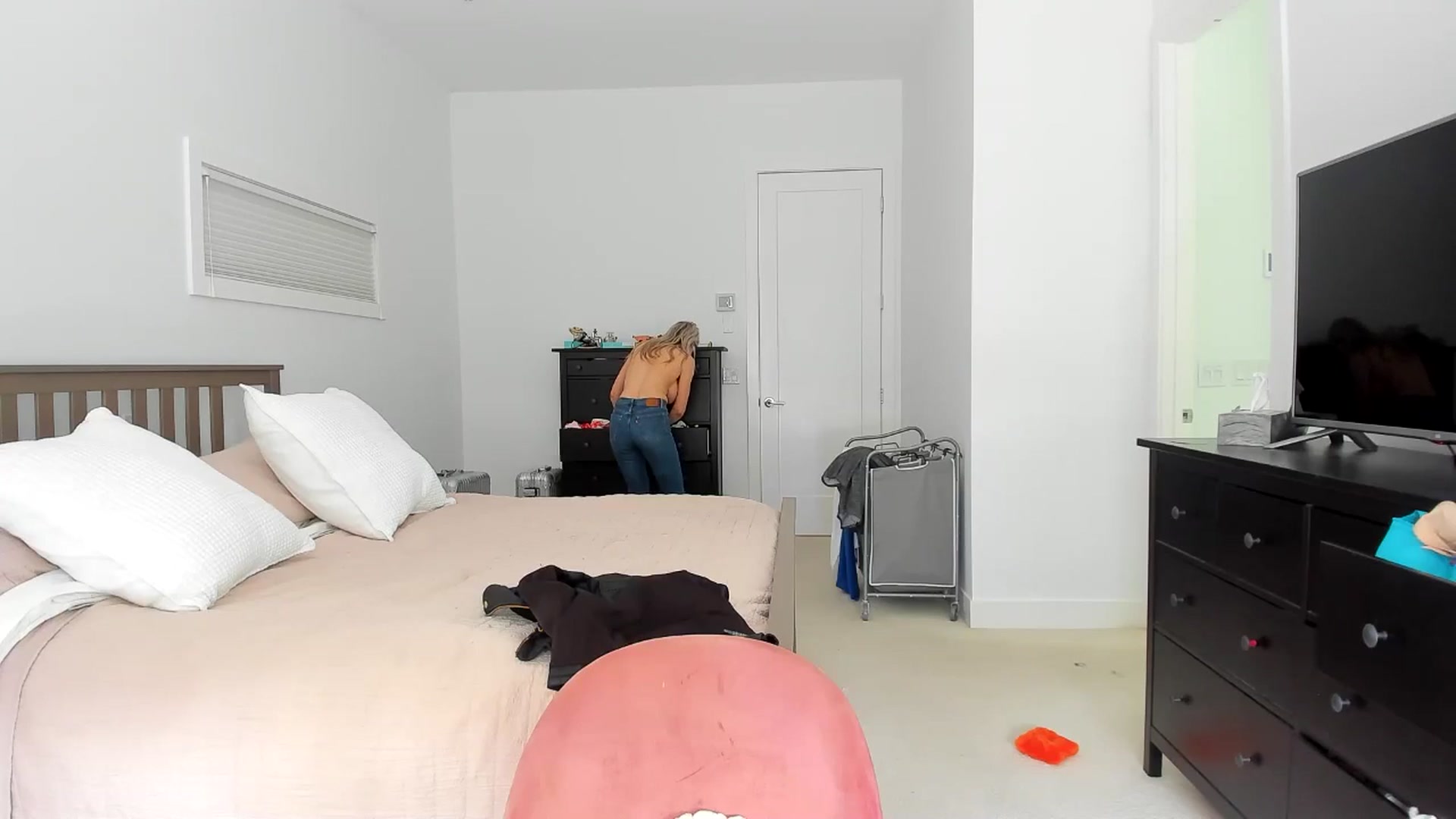 Gallery image thumbnail from Kymmmy's myfreecams stream on, 06/09/2024, 21:39 image 13 of 20