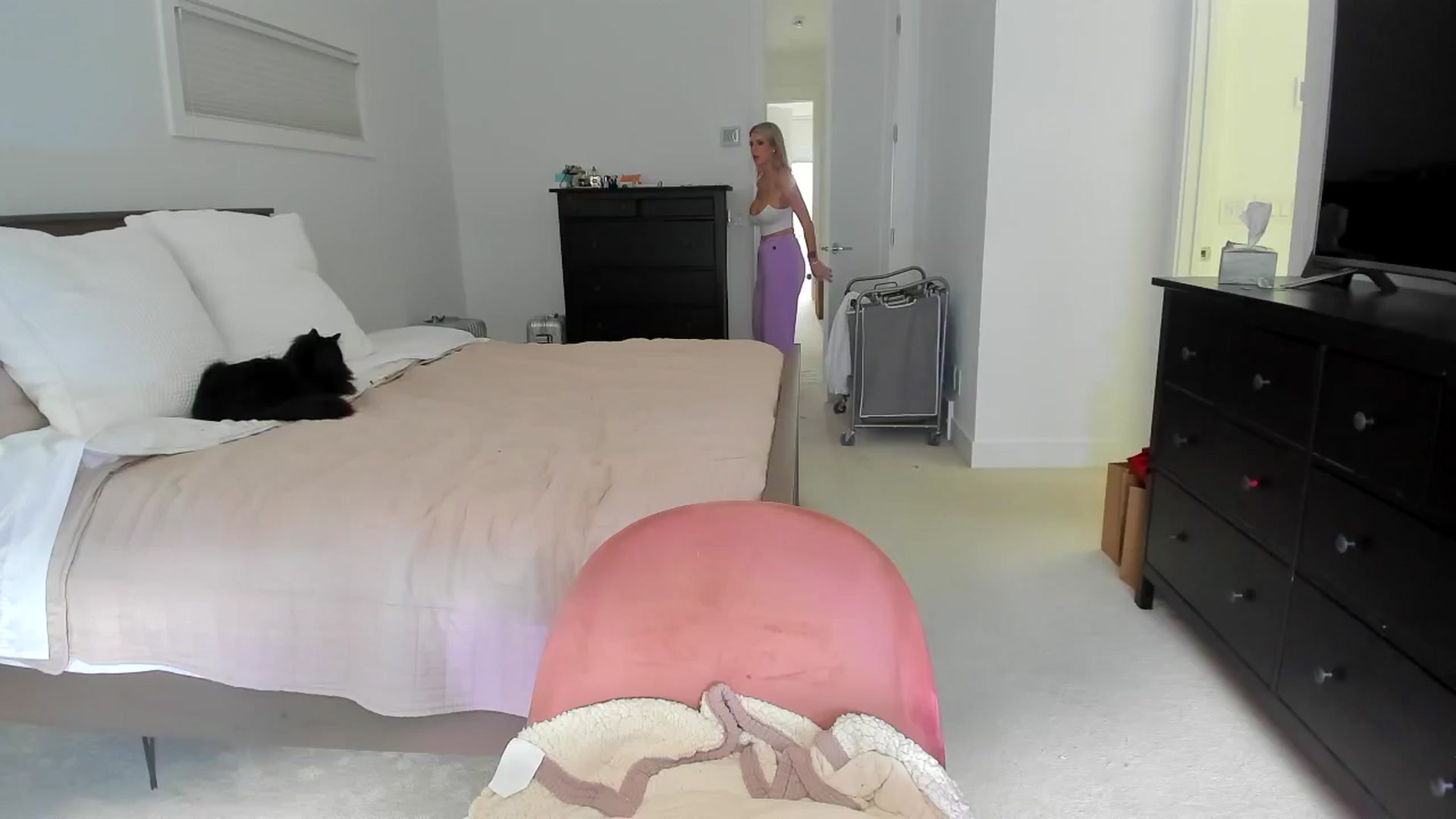 Gallery image thumbnail from Kymmmy's myfreecams stream on, 06/18/2024, 21:34 image 4 of 20