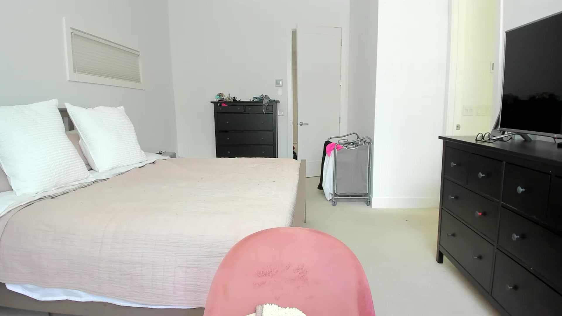 Gallery image thumbnail from Kymmmy's myfreecams stream on, 06/28/2024, 17:28 image 12 of 20