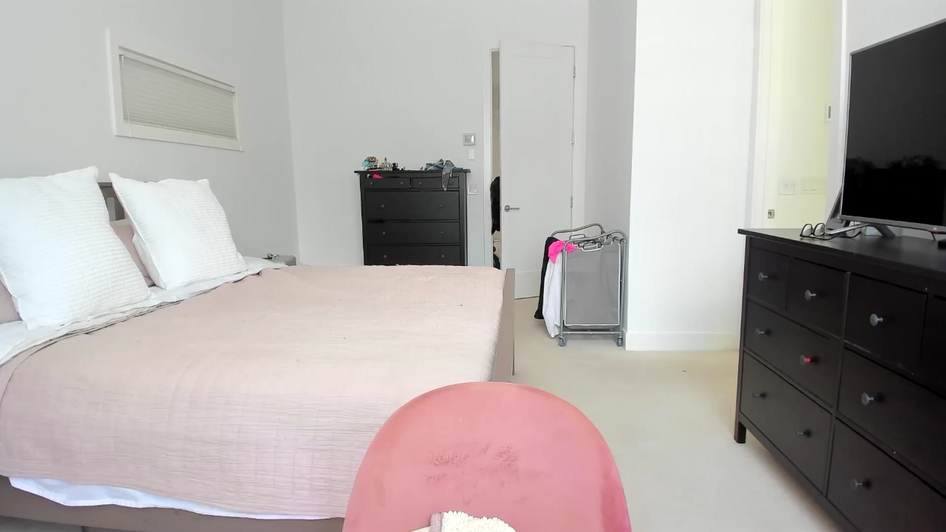 Gallery image thumbnail from Kymmmy's myfreecams stream on, 06/28/2024, 17:28 image 13 of 20