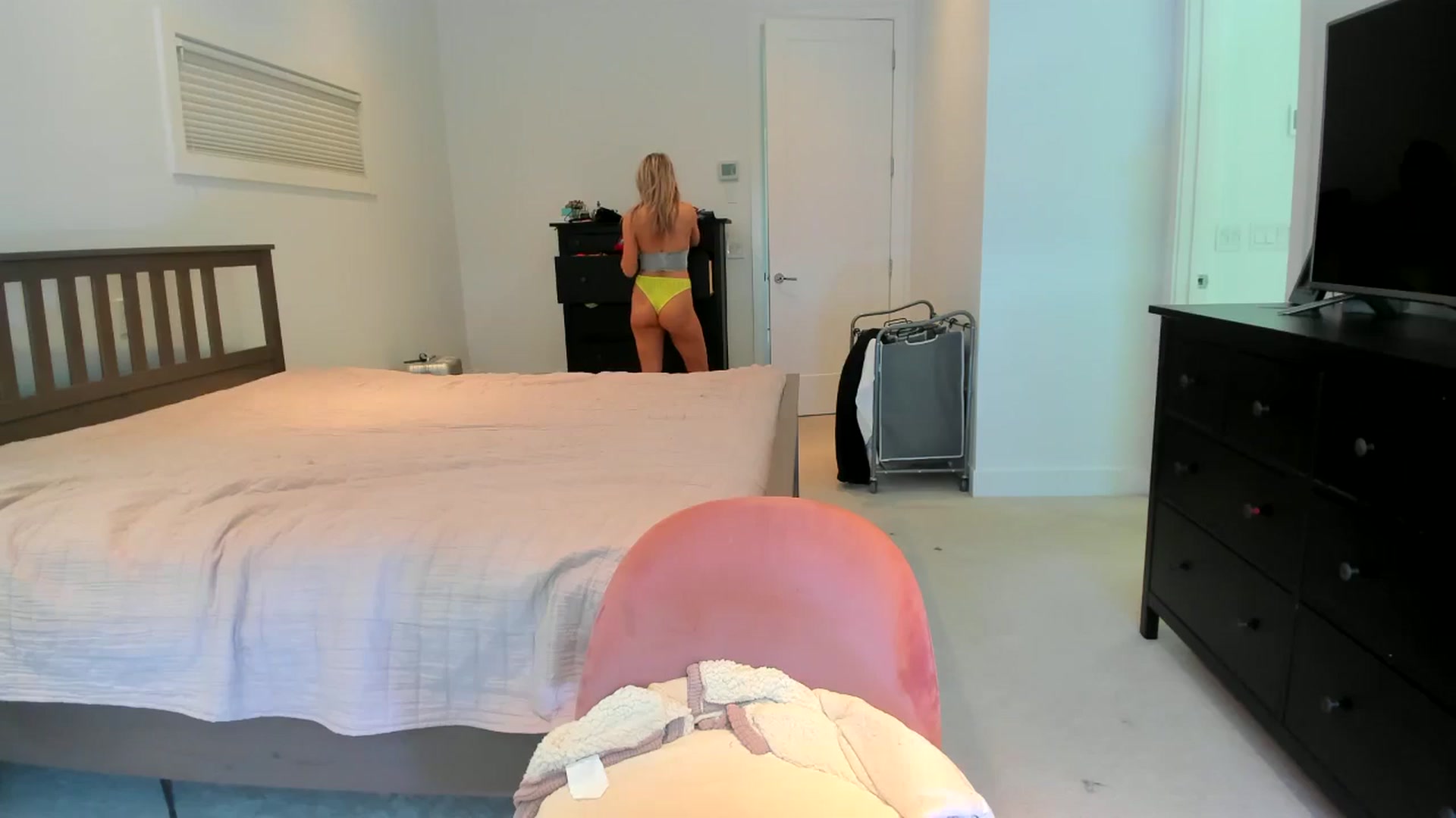 Gallery image thumbnail from Kymmmy's myfreecams stream on, 07/07/2024, 20:31 image 6 of 20