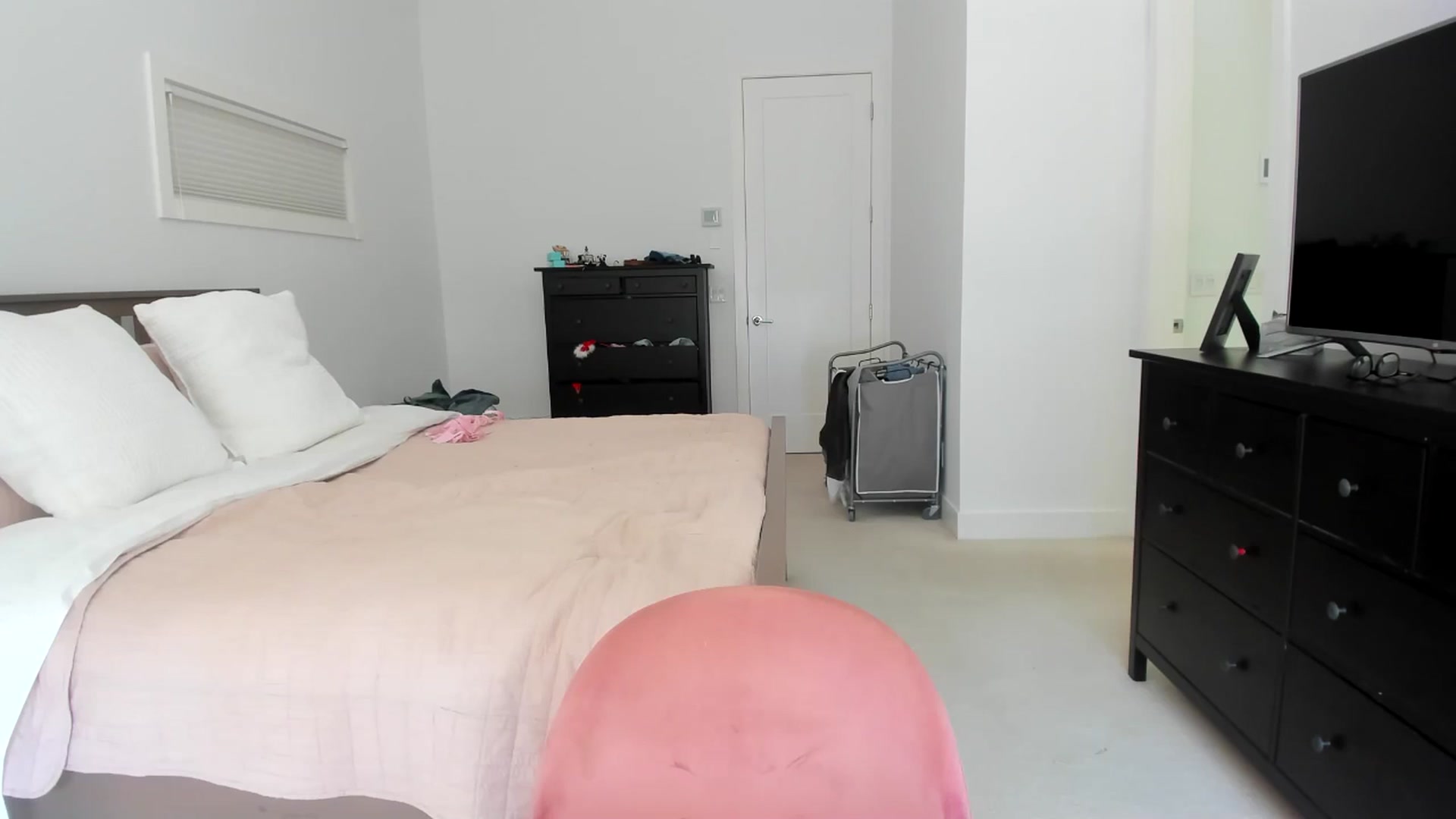 Gallery image thumbnail from Kymmmy's myfreecams stream on, 07/17/2024, 21:59 image 17 of 20