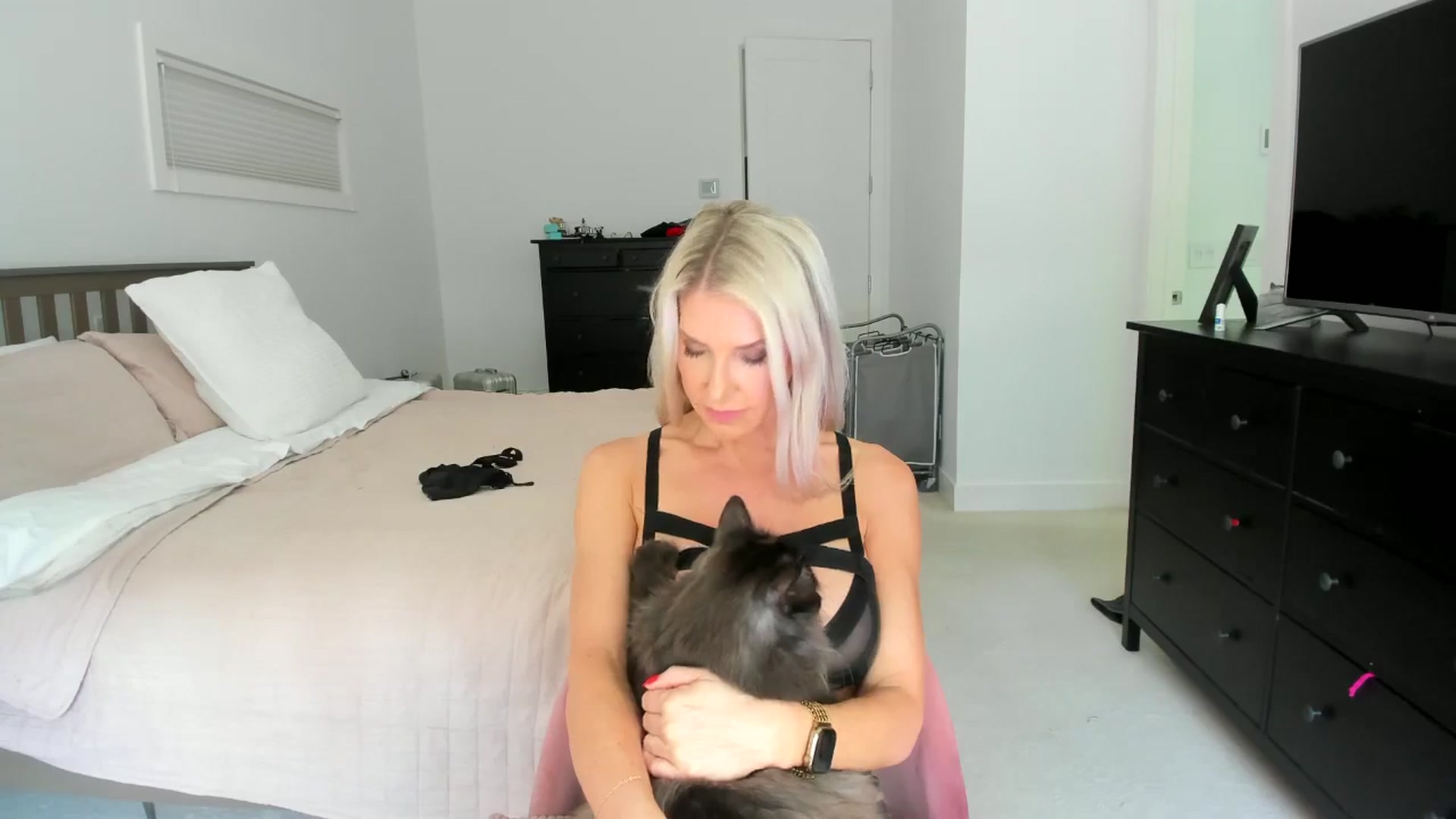 Gallery image thumbnail from Kymmmy's myfreecams stream on, 07/19/2024, 21:52 image 14 of 20