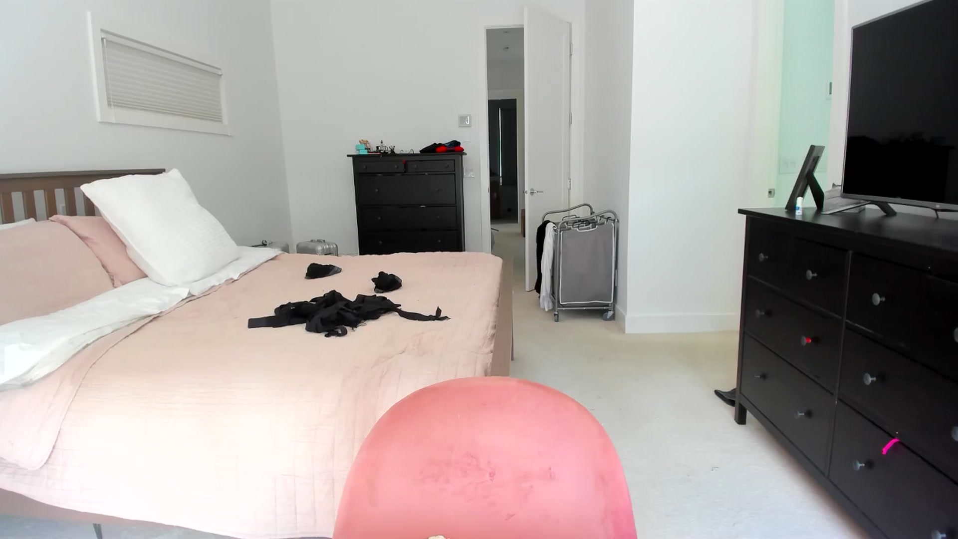 Gallery image thumbnail from Kymmmy's myfreecams stream on, 07/19/2024, 22:30 image 13 of 20
