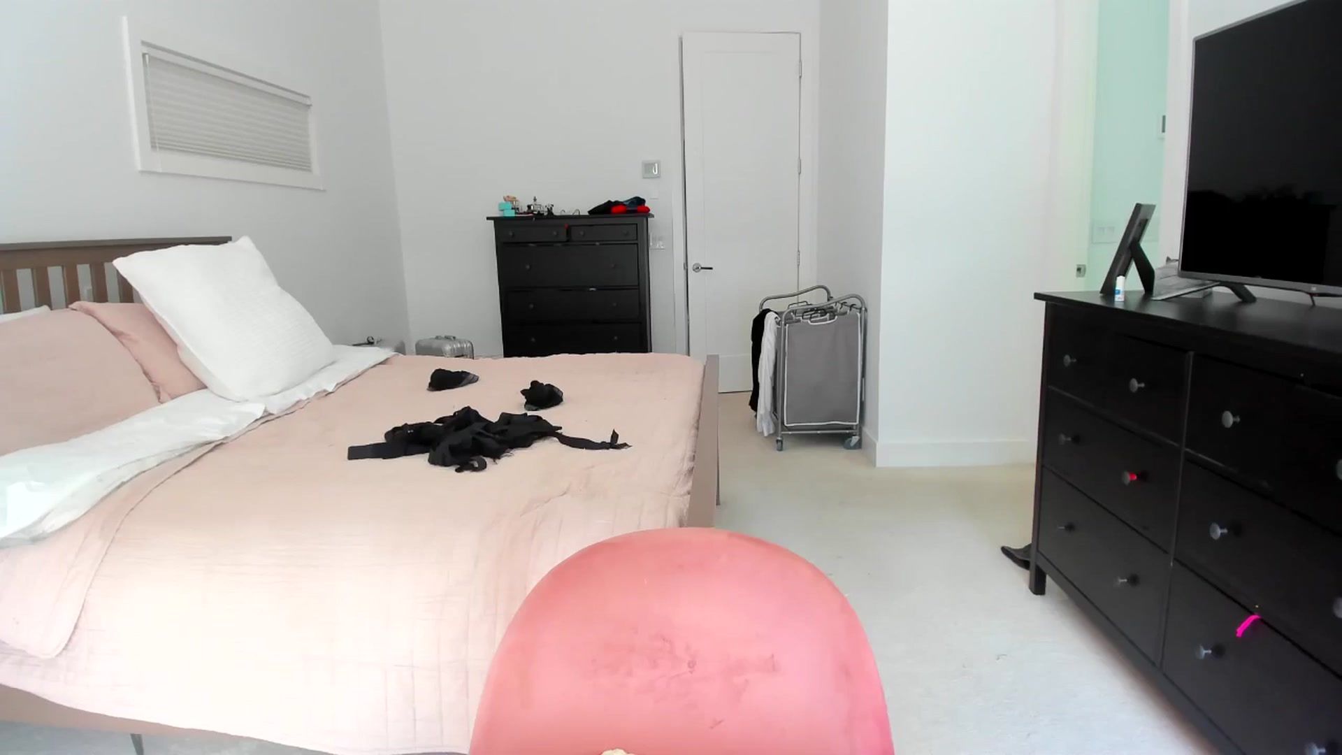 Gallery image thumbnail from Kymmmy's myfreecams stream on, 07/19/2024, 22:30 image 15 of 20