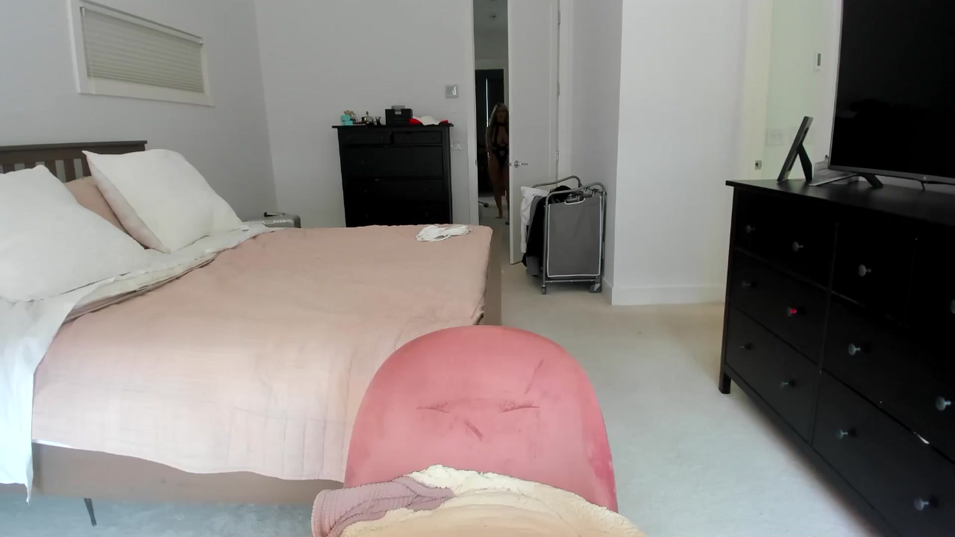 Gallery image thumbnail from Kymmmy's myfreecams stream on, 07/21/2024, 22:35 image 8 of 20