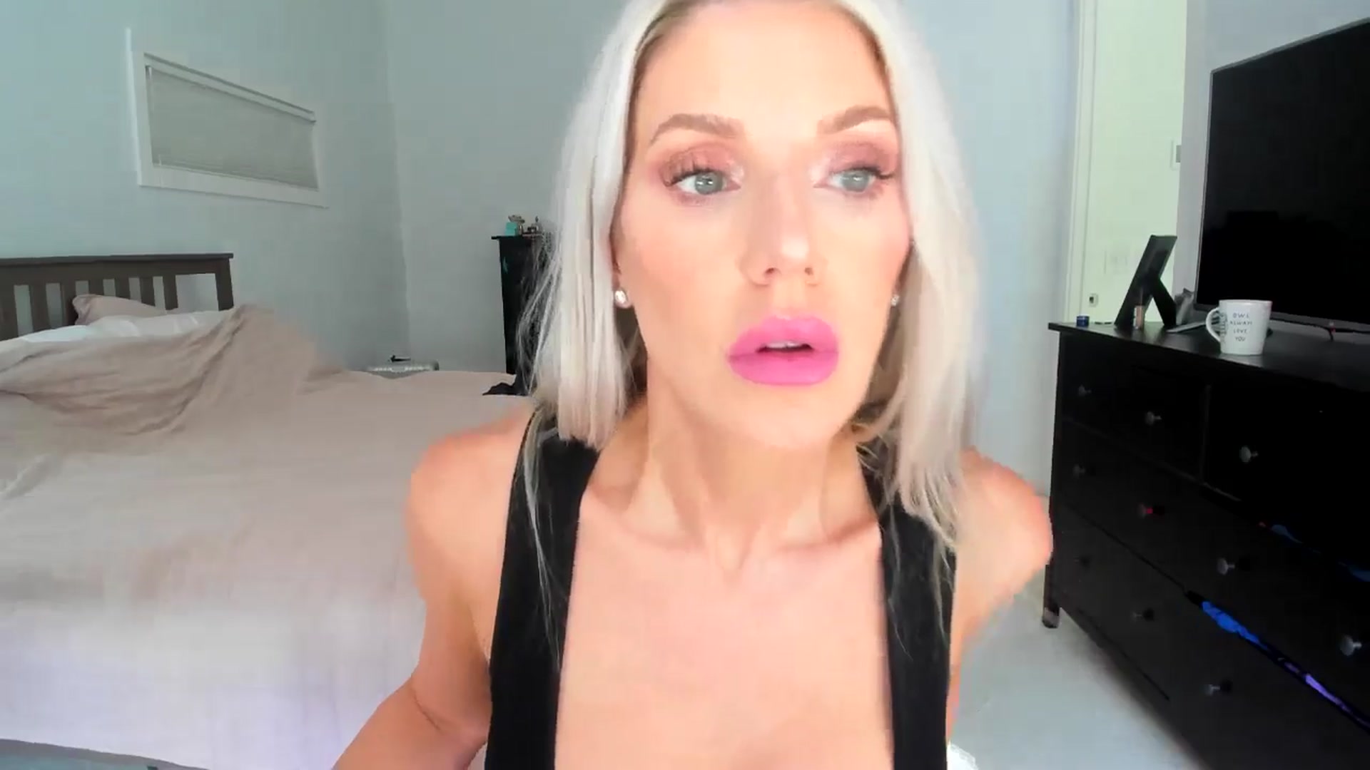 Gallery image thumbnail from Kymmmy's myfreecams stream on, 08/03/2024, 21:30 image 10 of 20