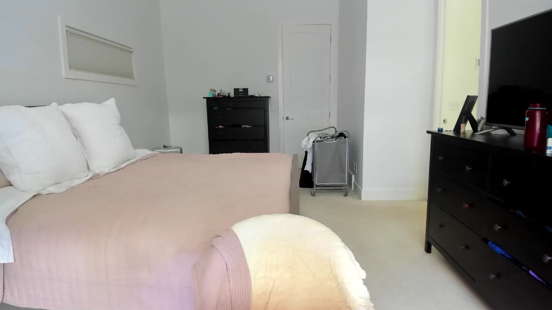Gallery image thumbnail from Kymmmy's myfreecams stream on, 08/04/2024, 20:08 image 1 of 20