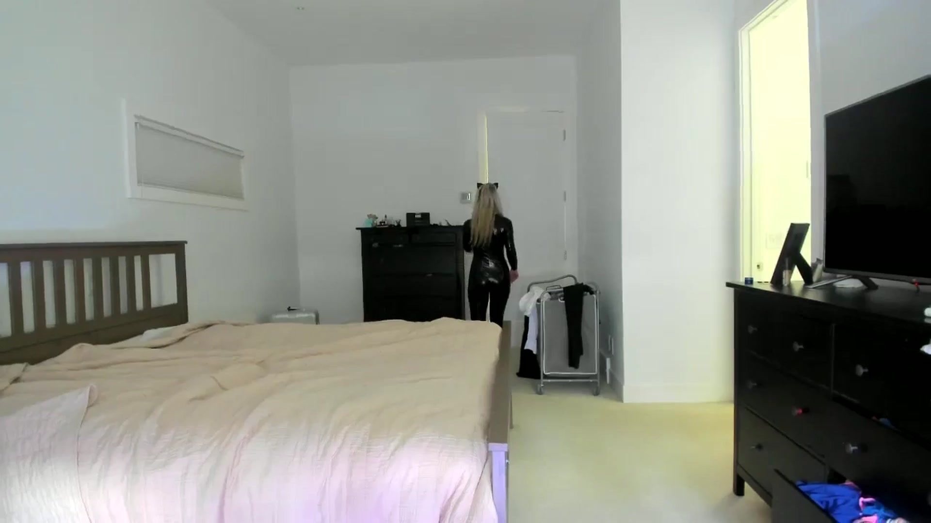 Gallery image thumbnail from Kymmmy's myfreecams stream on, 08/05/2024, 20:30 image 13 of 20