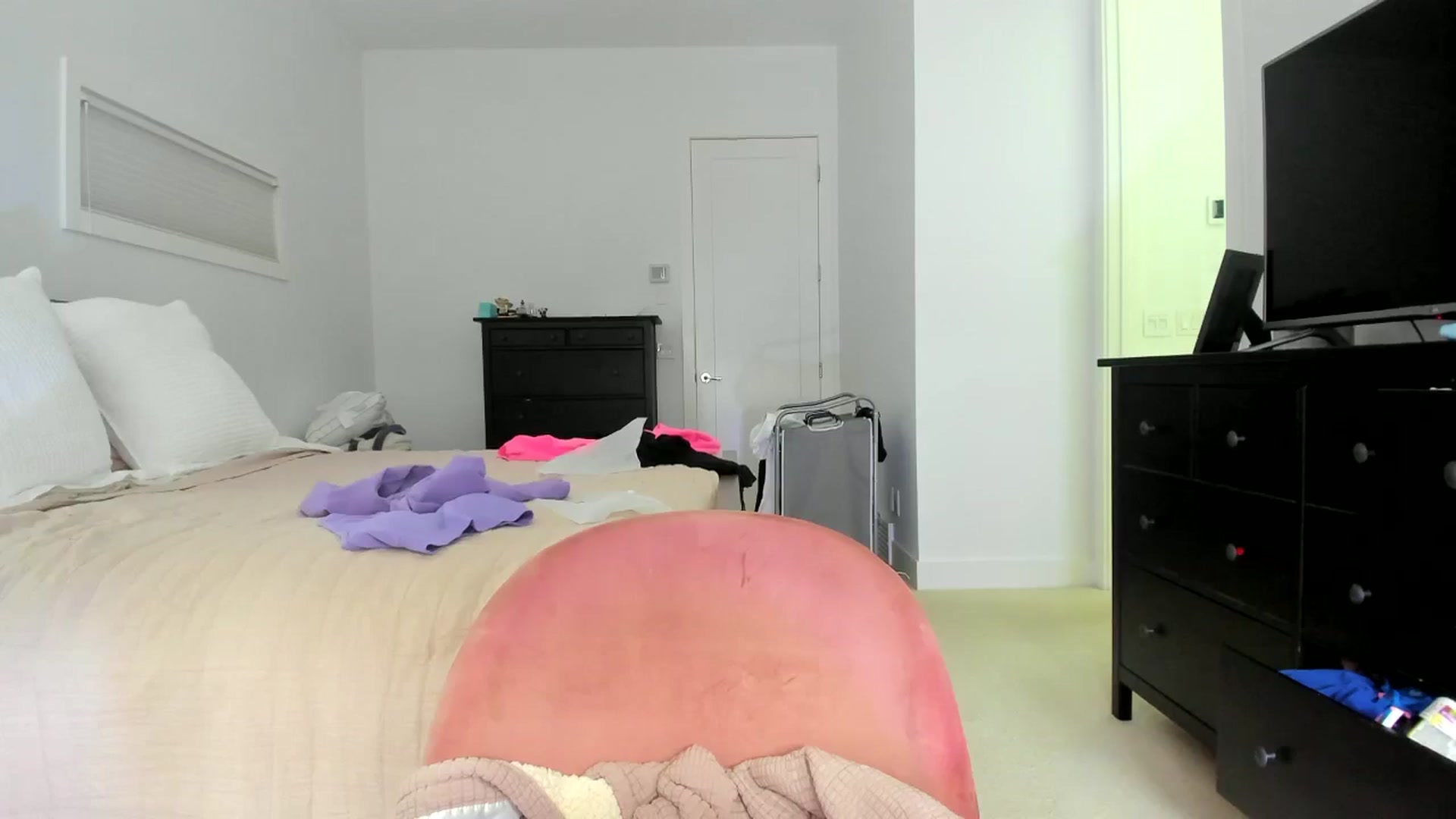 Gallery image thumbnail from Kymmmy's myfreecams stream on, 08/06/2024, 21:54 image 12 of 20