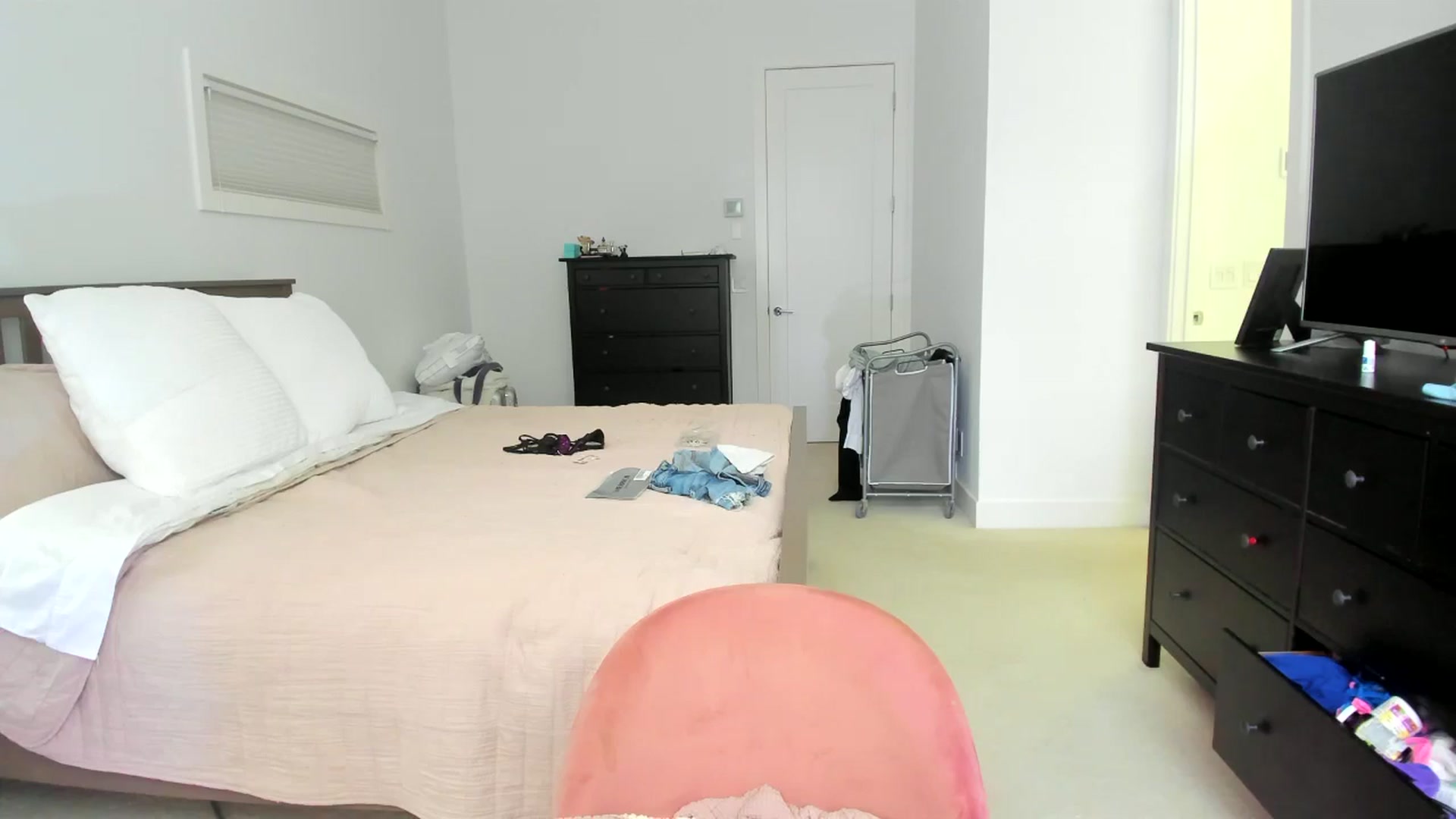 Gallery image thumbnail from Kymmmy's myfreecams stream on, 08/07/2024, 20:30 image 12 of 20